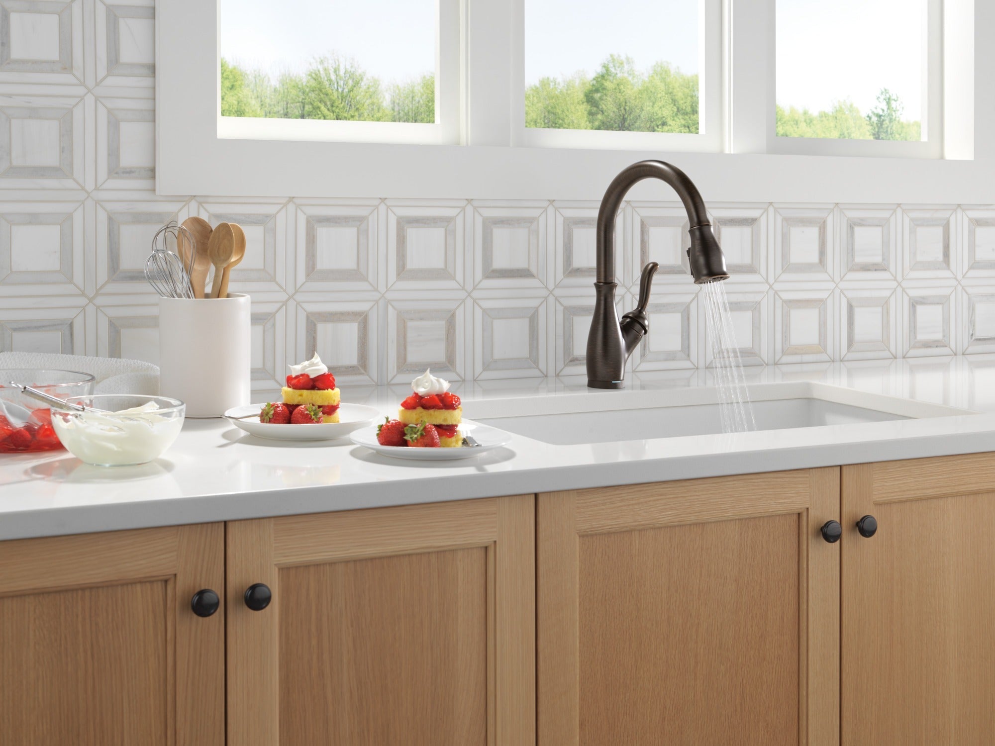 Delta Leland® Touch<sub>2</sub>O® Technology Kitchen Faucet with Touchless Technology