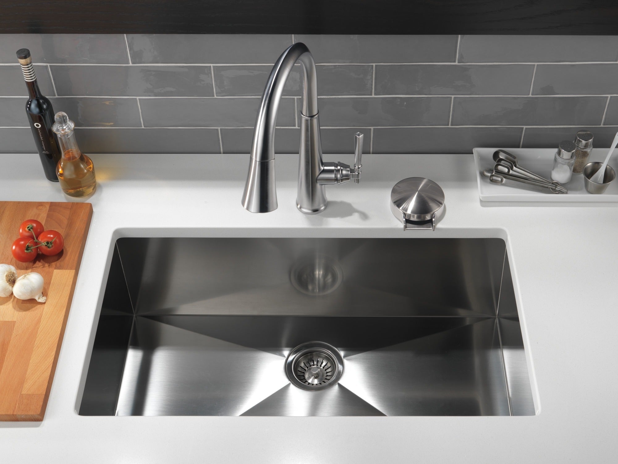 Delta Emmeline® Single Handle Pull-Down Kitchen Faucet
