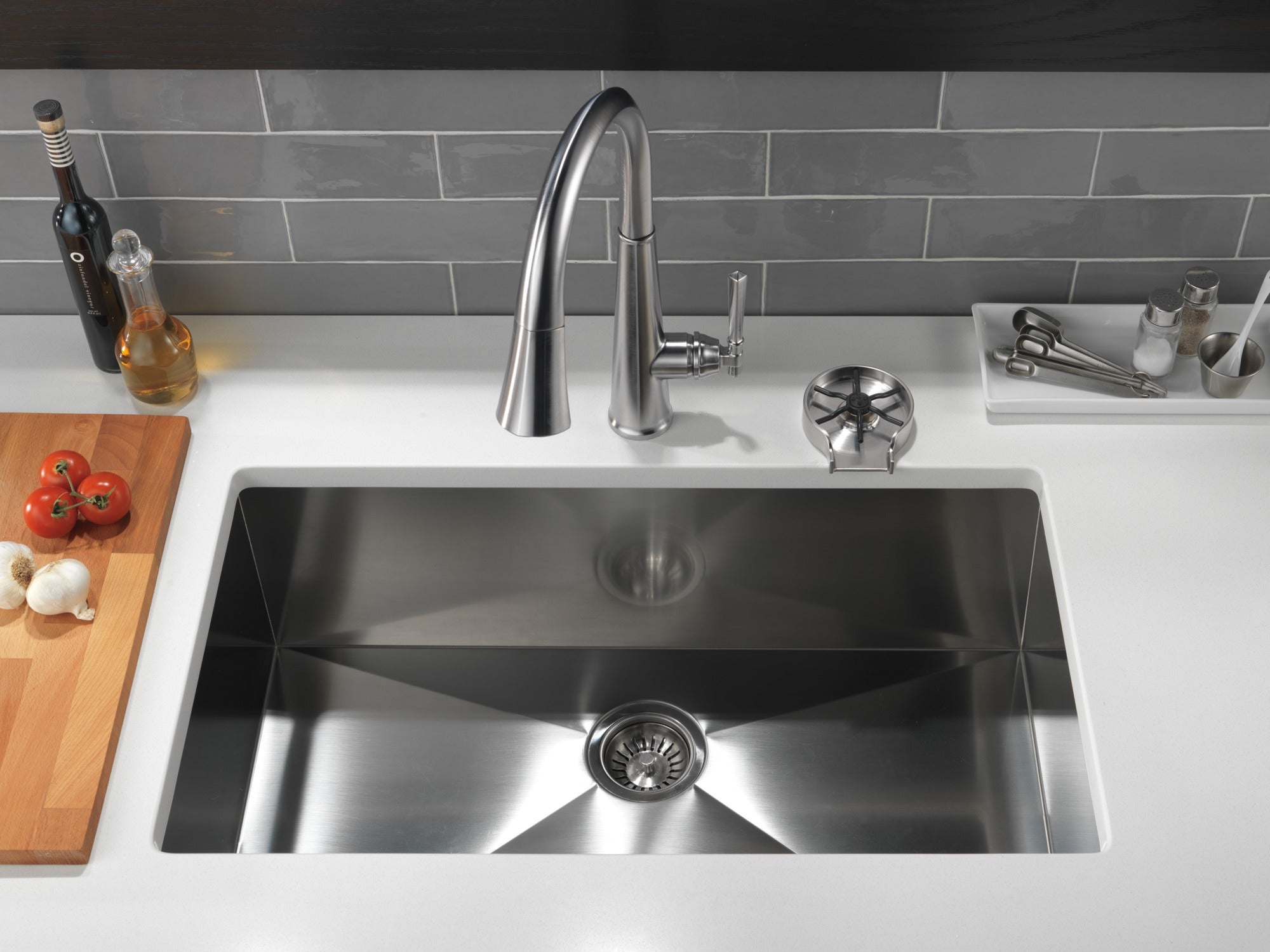 Delta Emmeline® Single Handle Pull-Down Kitchen Faucet