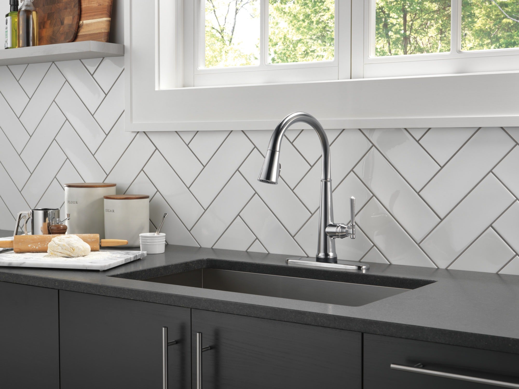 Delta Emmeline® Single Handle Pull-Down Kitchen Faucet with Touch<sub>2</sub>O® Technology