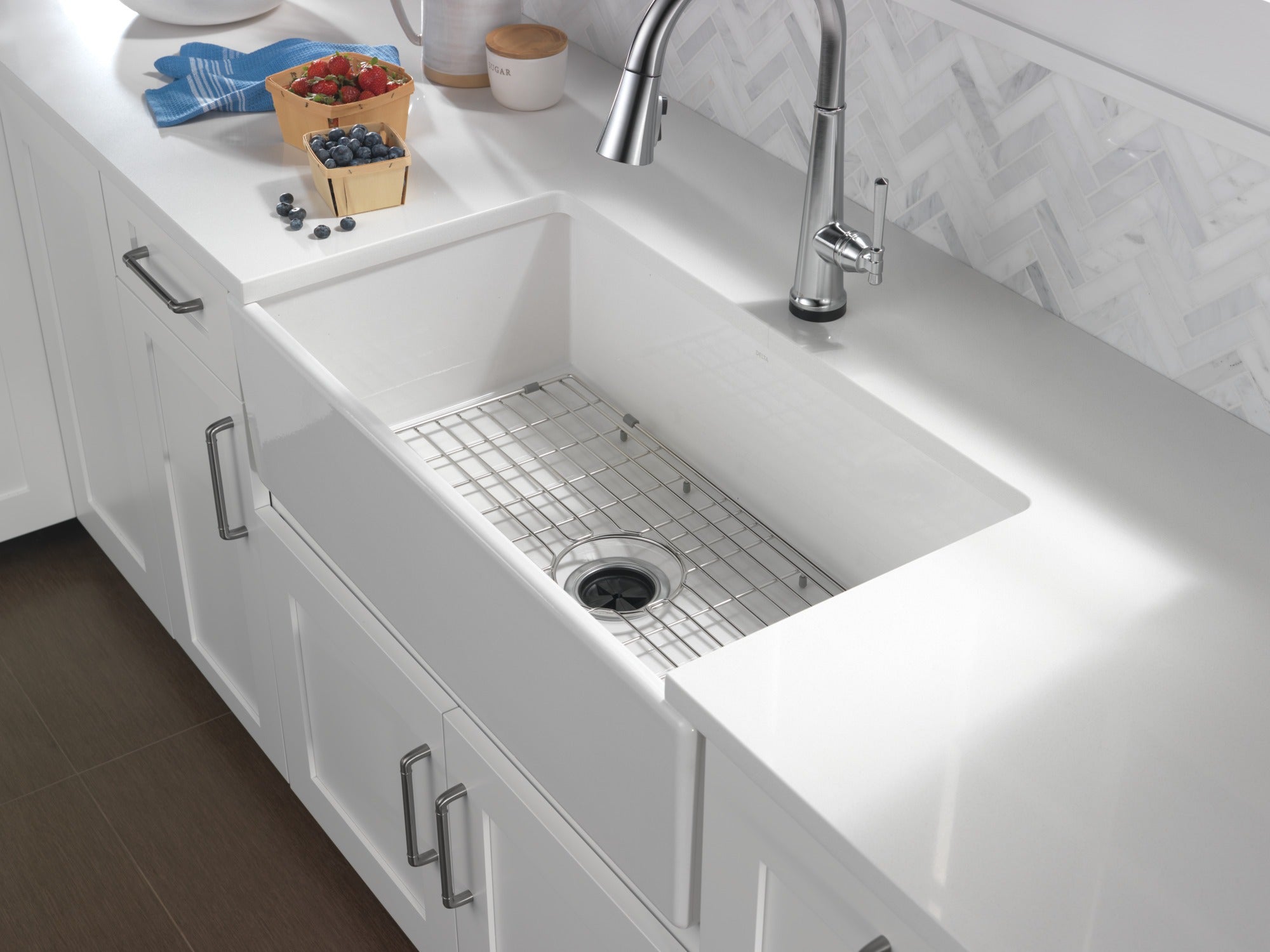 Delta Emmeline® Single Handle Pull-Down Kitchen Faucet with Touch<sub>2</sub>O® Technology