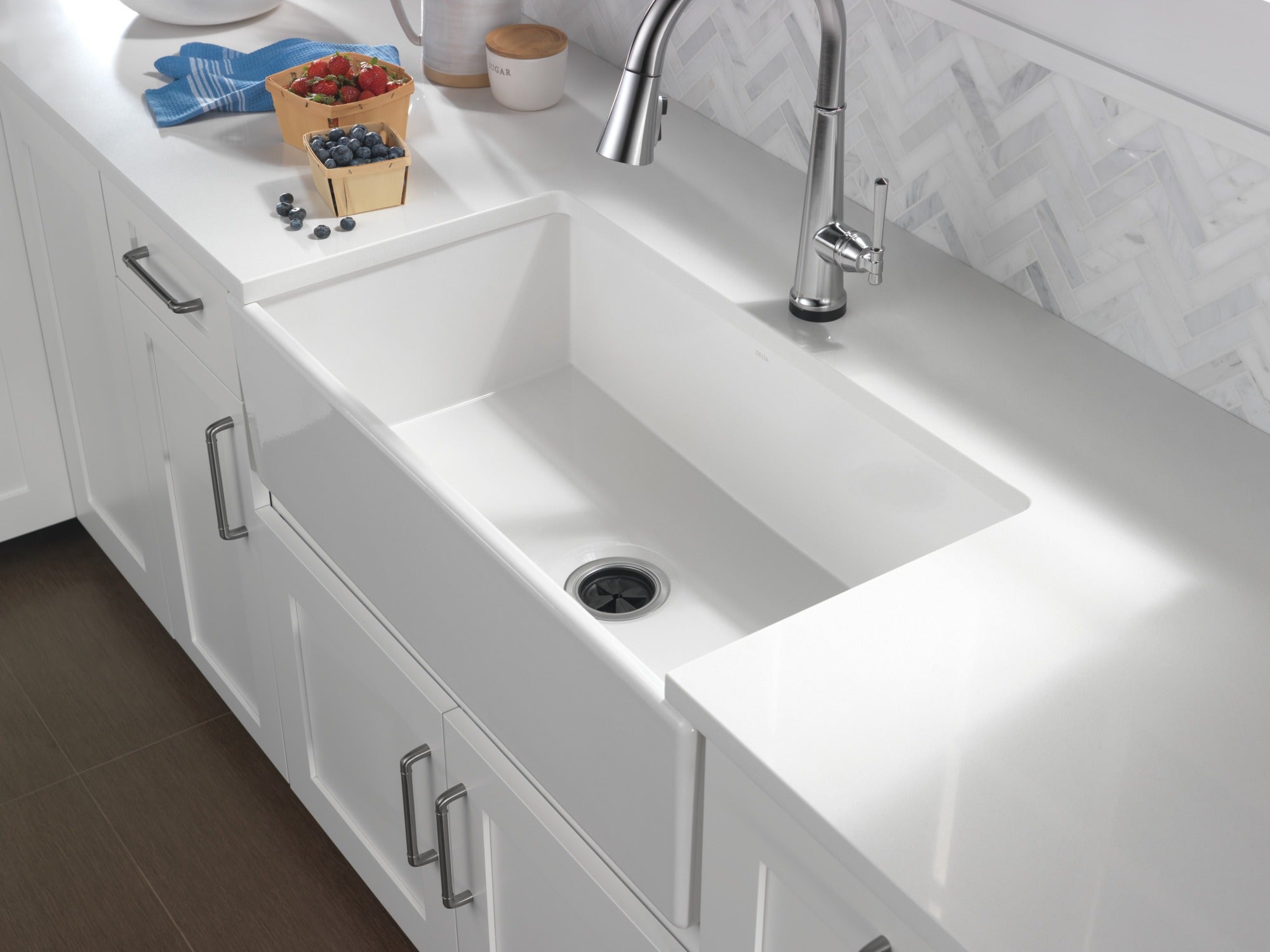 Delta Emmeline® Single Handle Pull-Down Kitchen Faucet with Touch<sub>2</sub>O® Technology