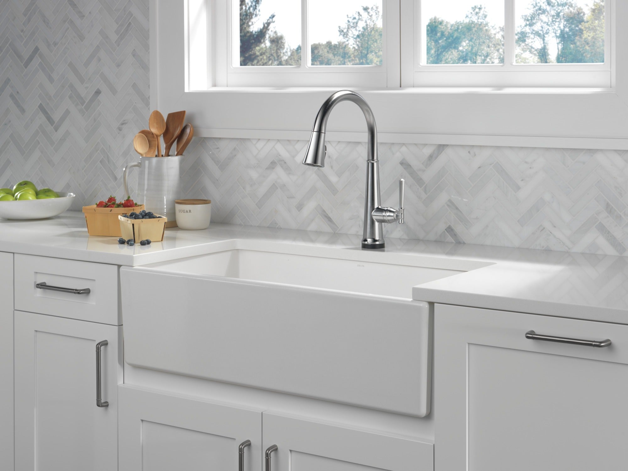 Delta Emmeline® Single Handle Pull-Down Kitchen Faucet with Touch<sub>2</sub>O® Technology