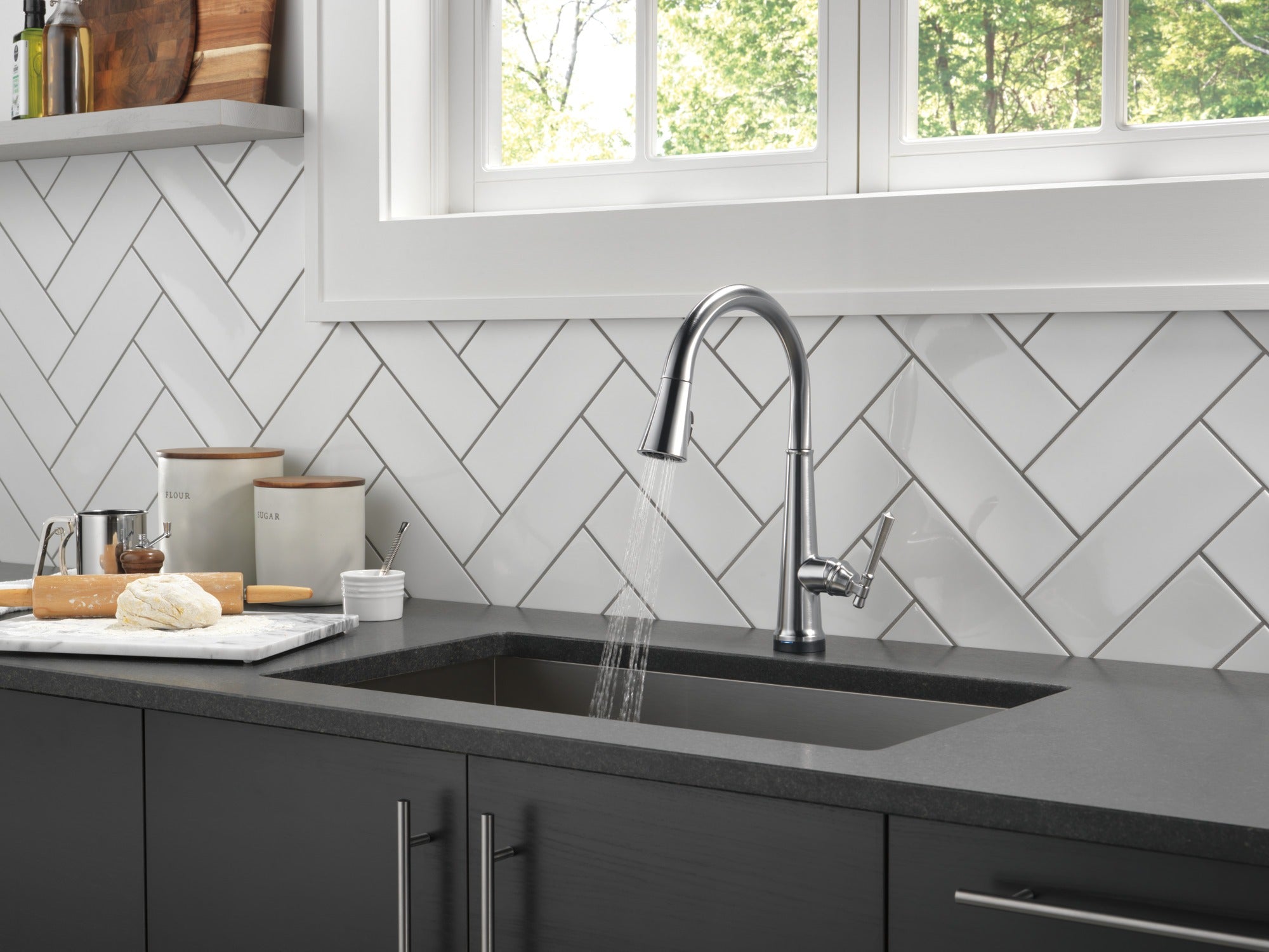 Delta Emmeline® Single Handle Pull-Down Kitchen Faucet with Touch<sub>2</sub>O® Technology
