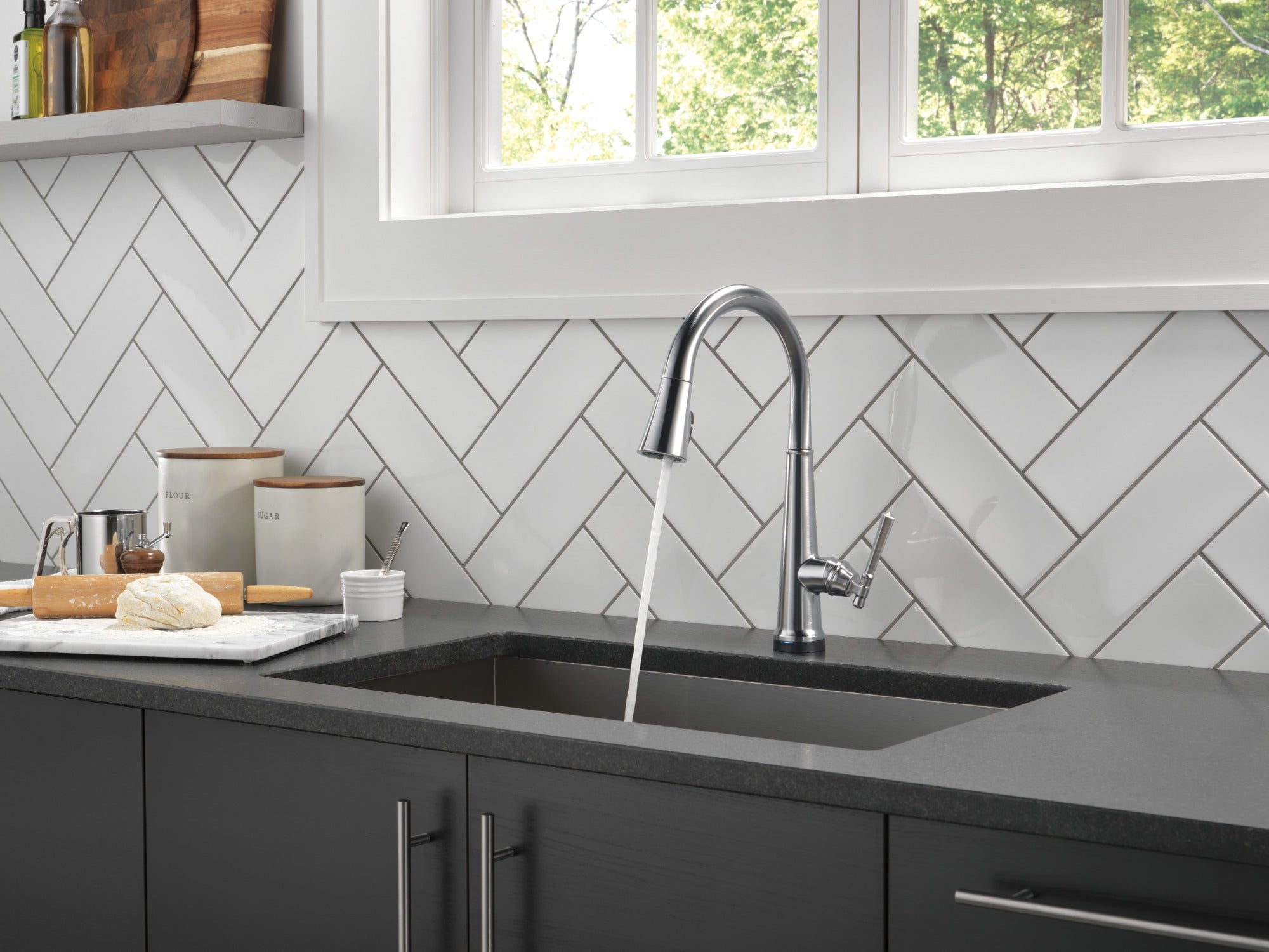 Delta Emmeline® Single Handle Pull-Down Kitchen Faucet with Touch<sub>2</sub>O® Technology