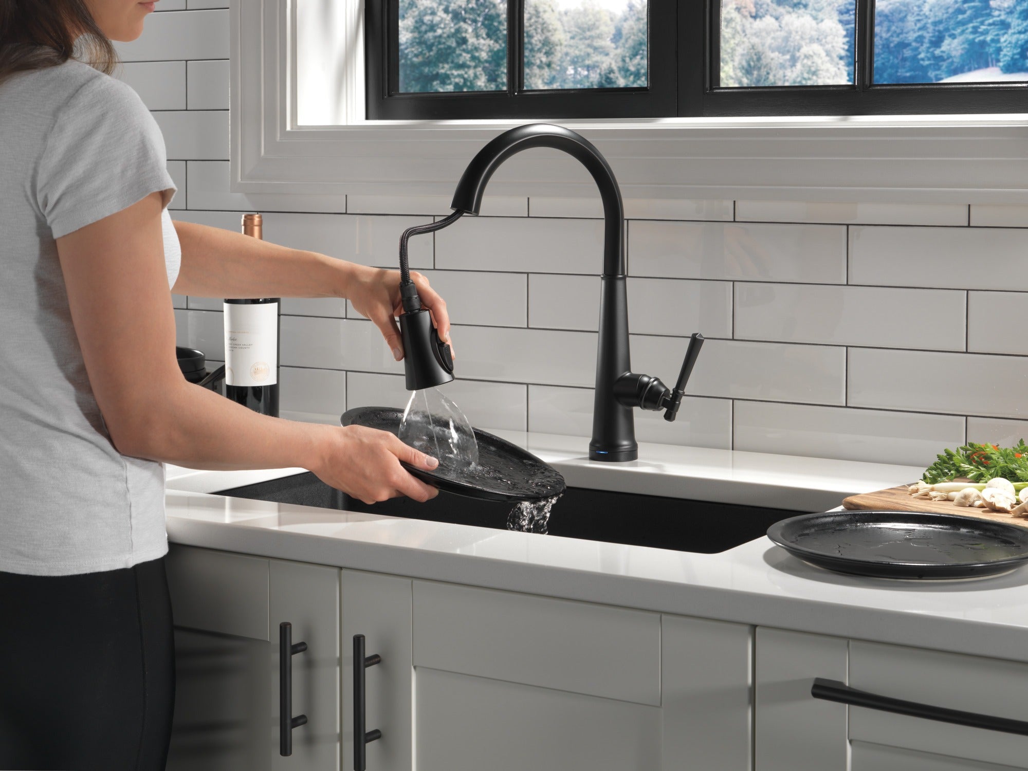 Delta Emmeline® Single Handle Pull-Down Kitchen Faucet with Touch<sub>2</sub>O® Technology