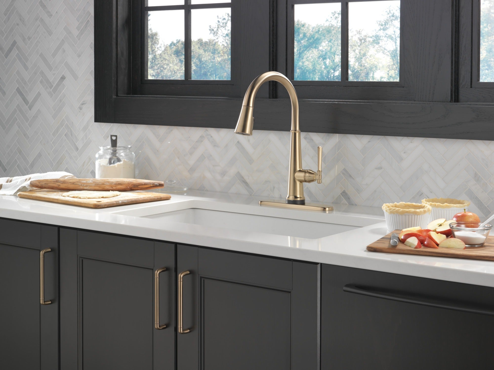 Delta Emmeline® Single Handle Pull-Down Kitchen Faucet with Touch<sub>2</sub>O® Technology