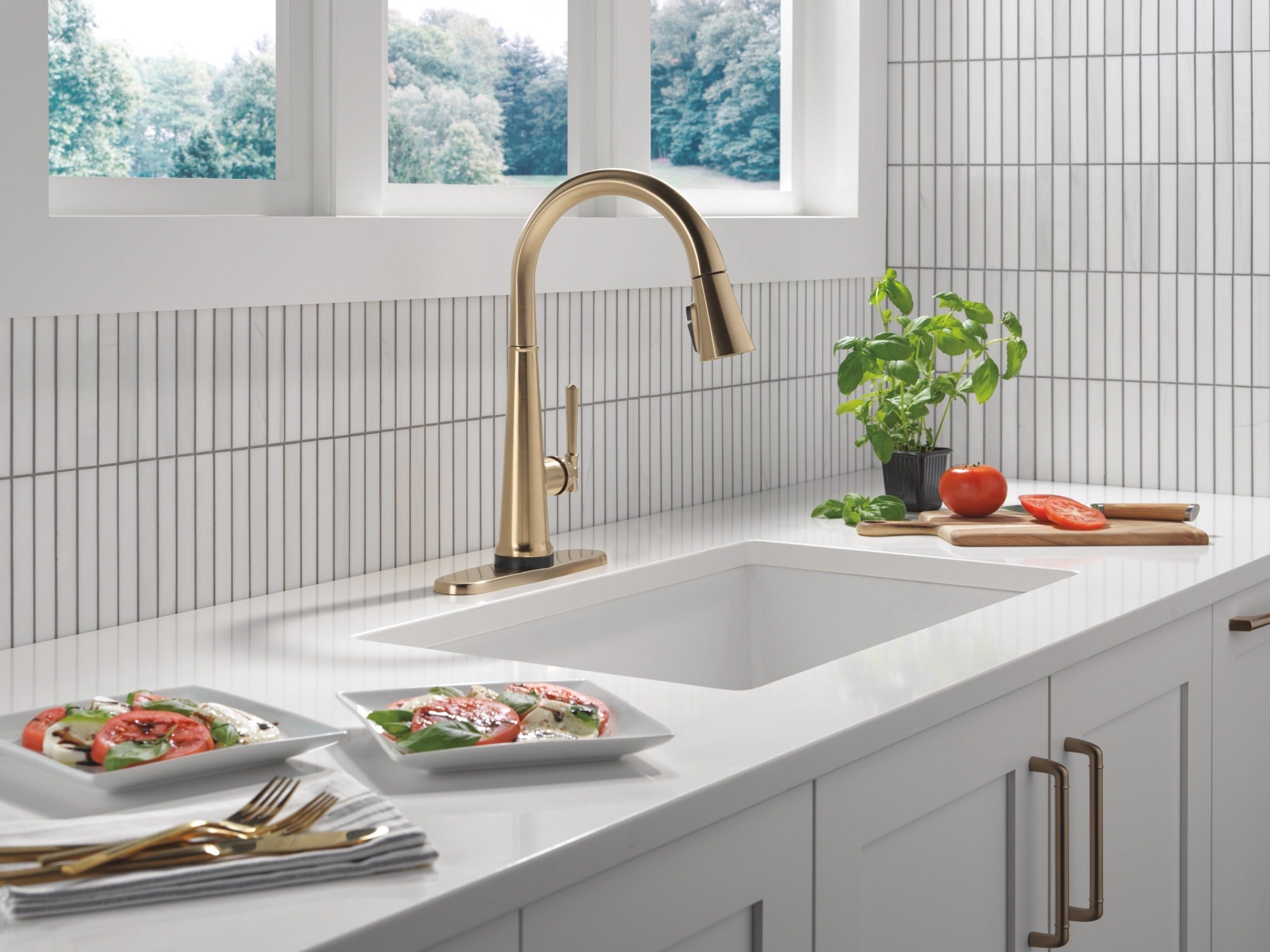 Delta Emmeline® Touch<sub>2</sub>O® Technology Kitchen Faucet with Touchless Technology