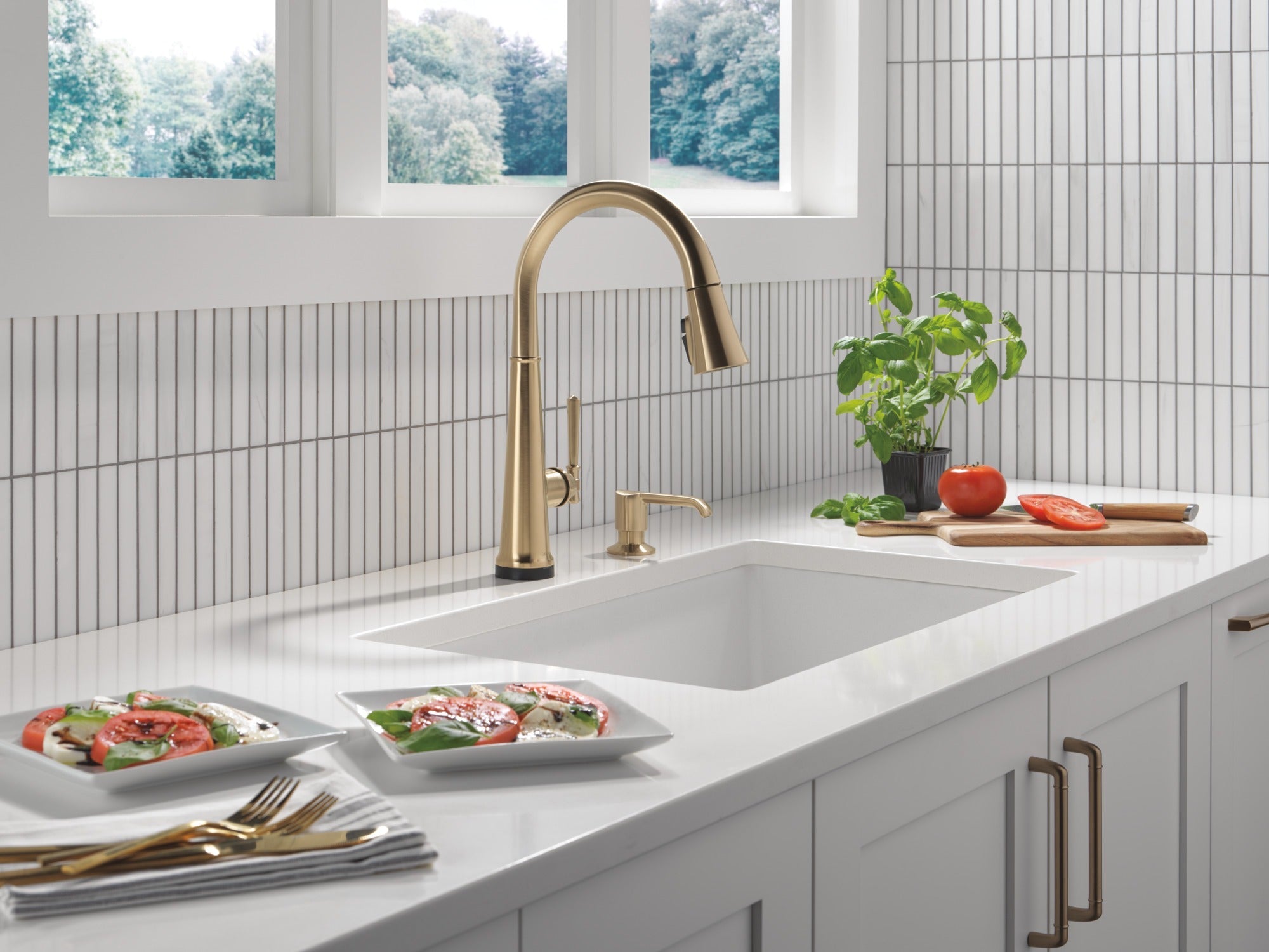 Delta Emmeline® Touch<sub>2</sub>O® Technology Kitchen Faucet with Touchless Technology