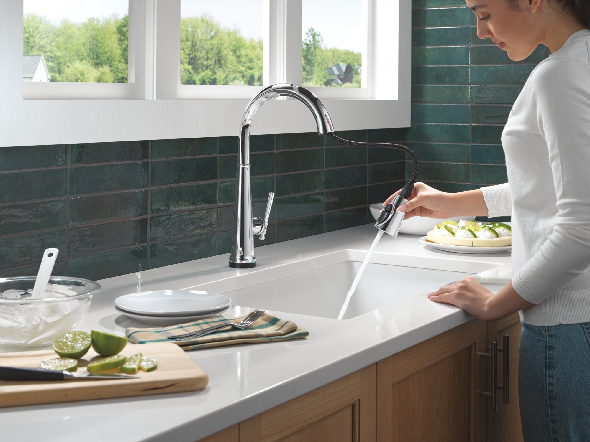 Delta Emmeline® Touch<sub>2</sub>O® Technology Kitchen Faucet with Touchless Technology