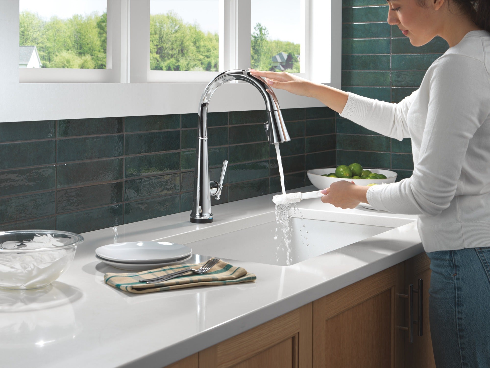 Delta Emmeline® Touch<sub>2</sub>O® Technology Kitchen Faucet with Touchless Technology