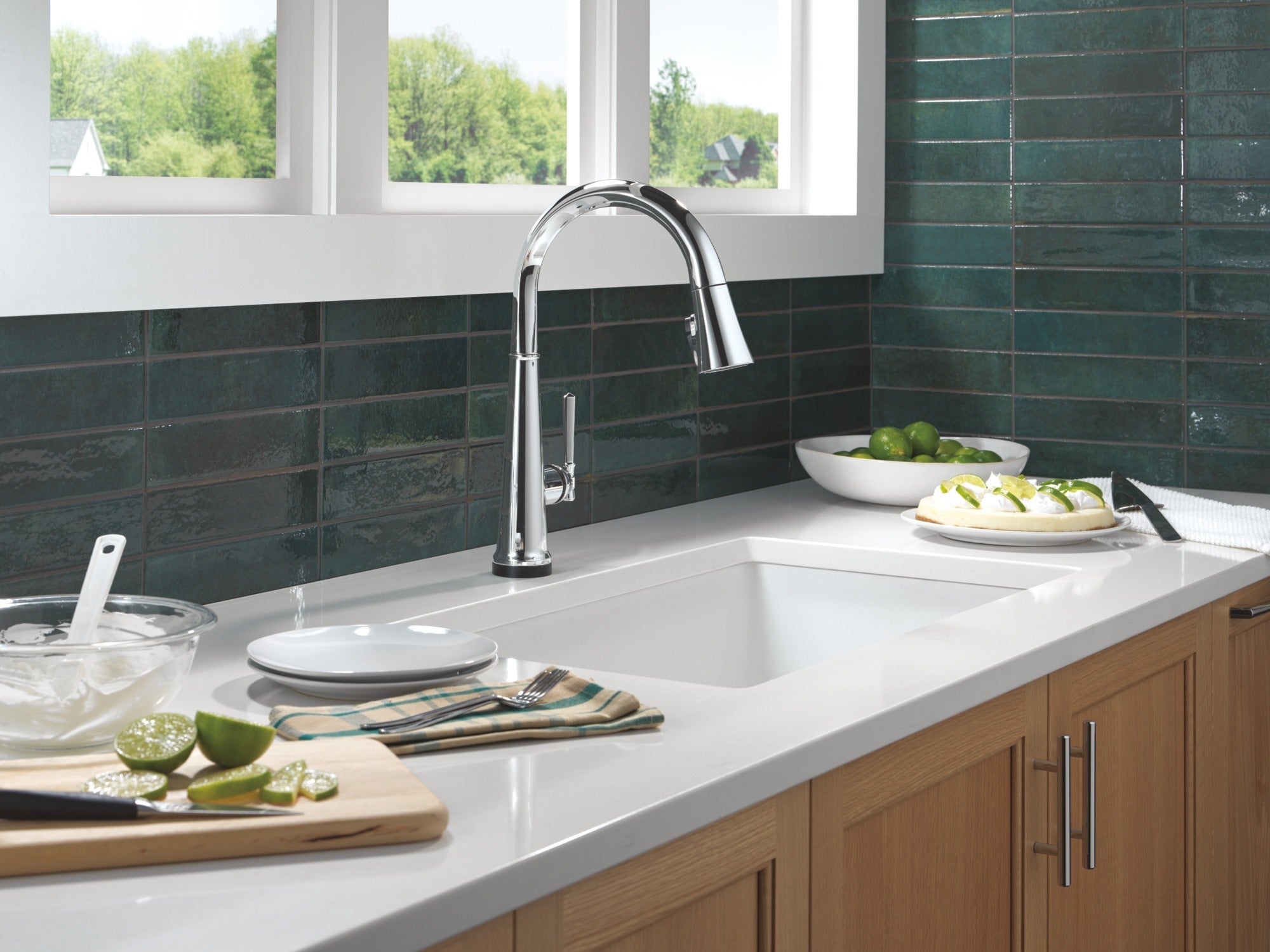 Delta Emmeline® Touch<sub>2</sub>O® Technology Kitchen Faucet with Touchless Technology