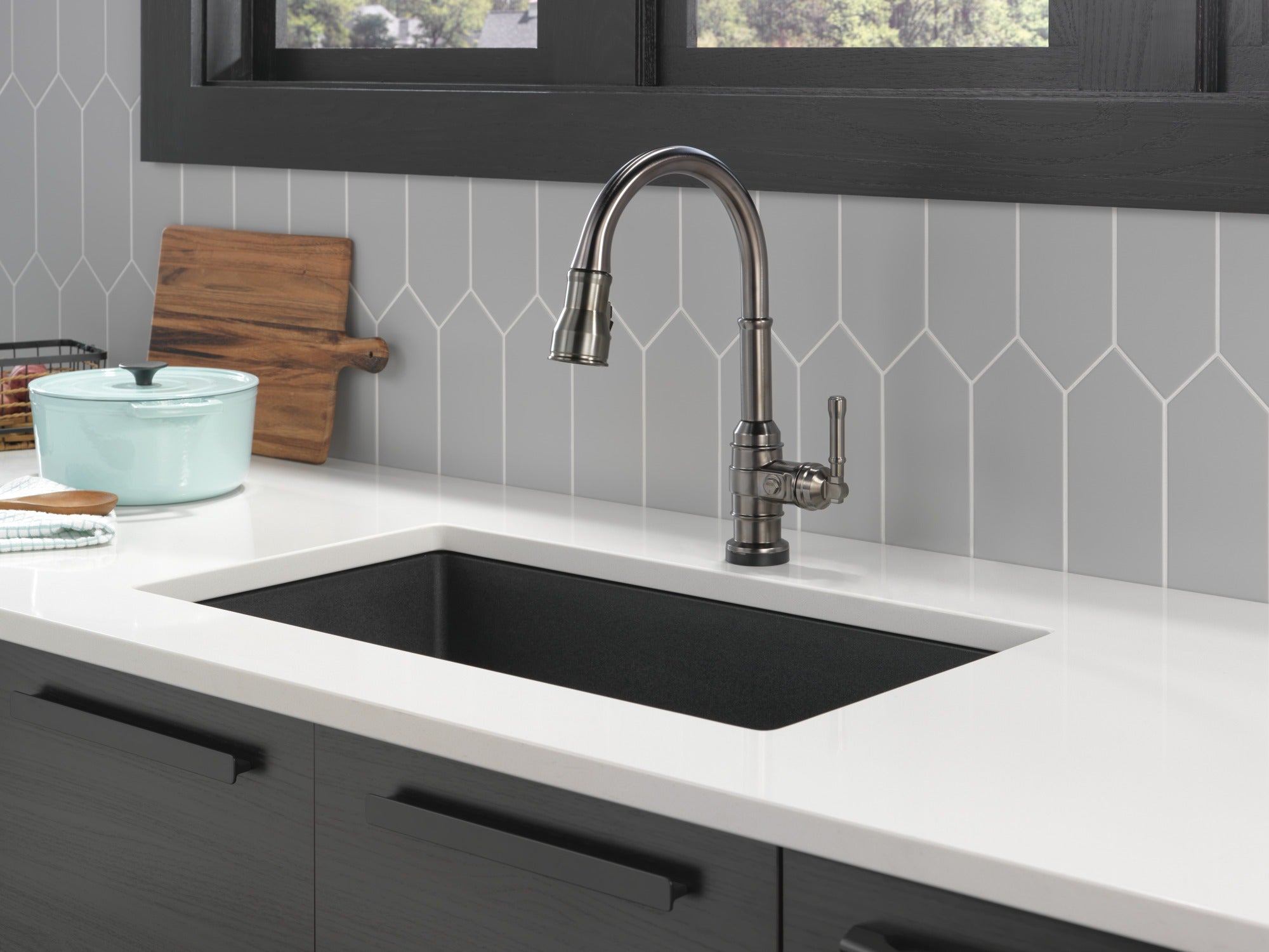 Delta Broderick® Single Handle Pull-Down Kitchen Faucet With Touch<sub>2</sub>O® Technology