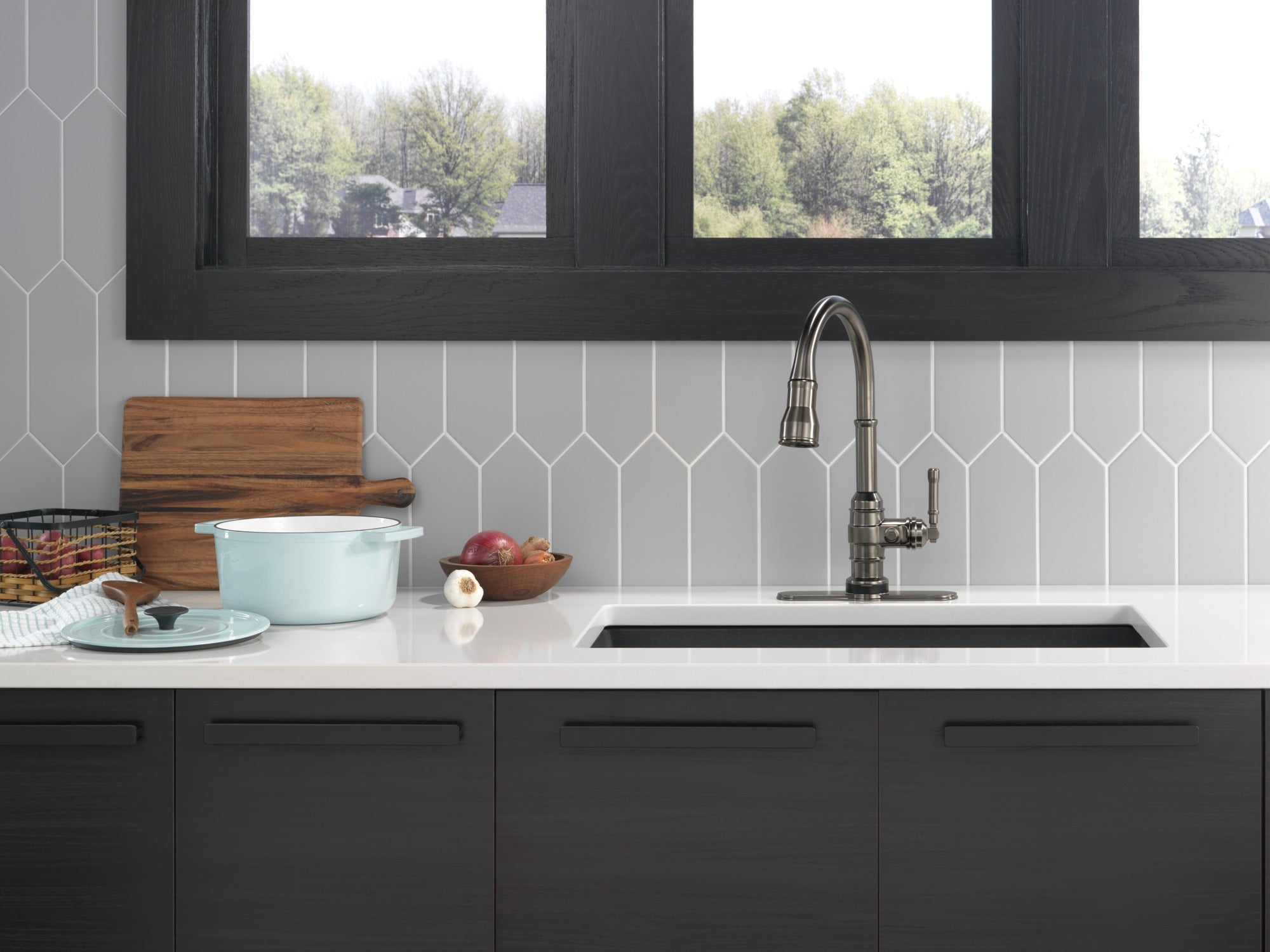 Delta Broderick® Single Handle Pull-Down Kitchen Faucet With Touch<sub>2</sub>O® Technology
