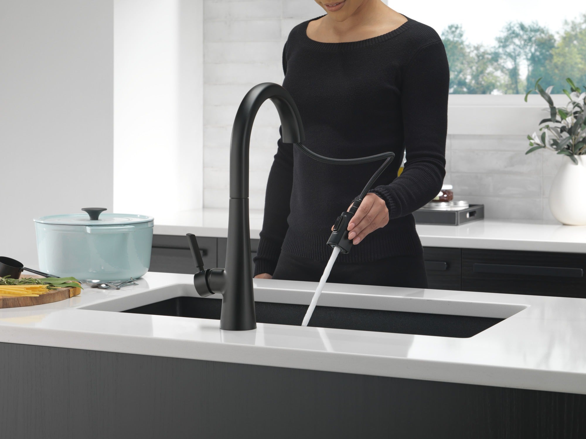 Delta Monrovia® Single Handle Pull-Down Kitchen Faucet