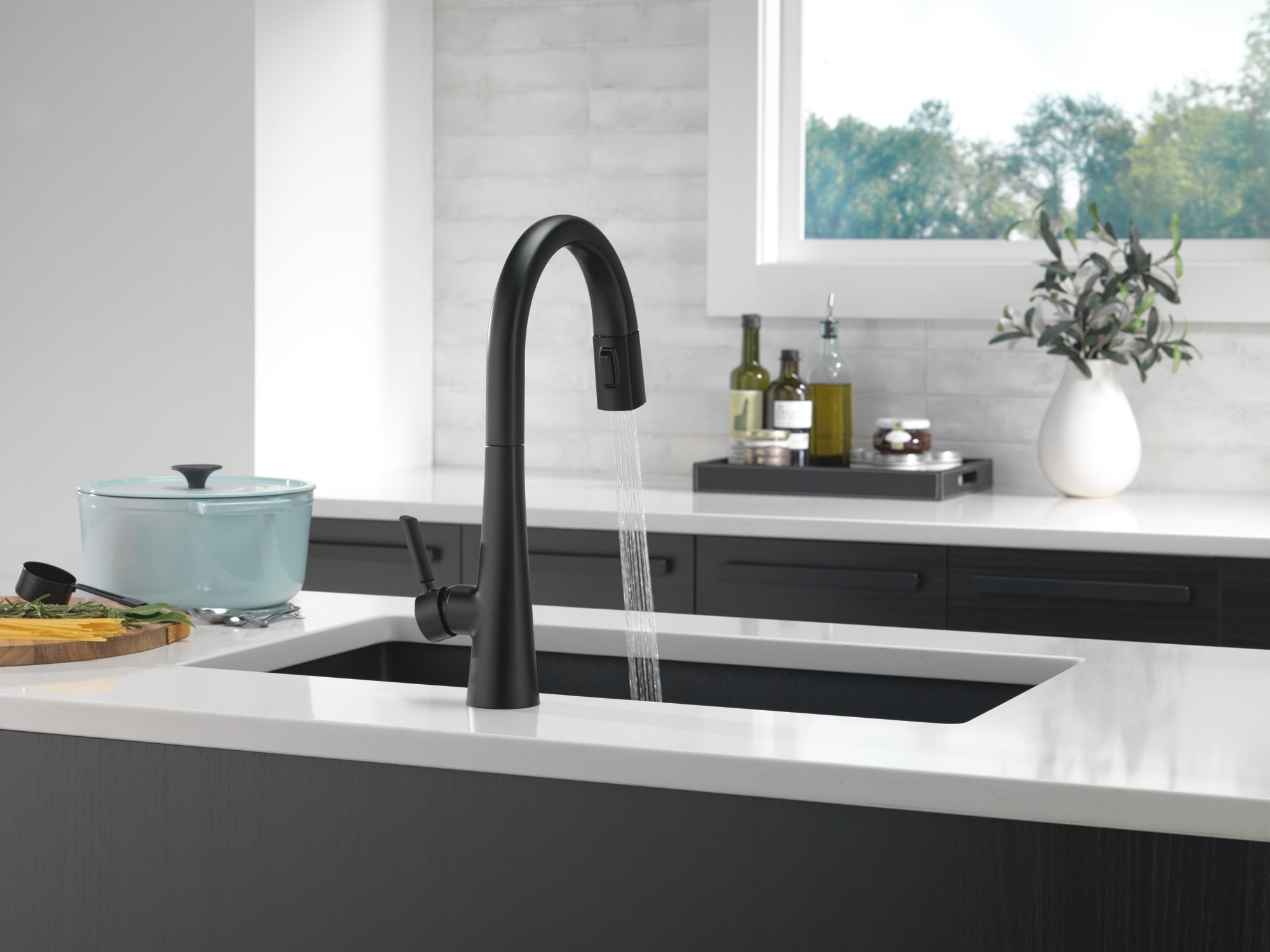Delta Monrovia® Single Handle Pull-Down Kitchen Faucet