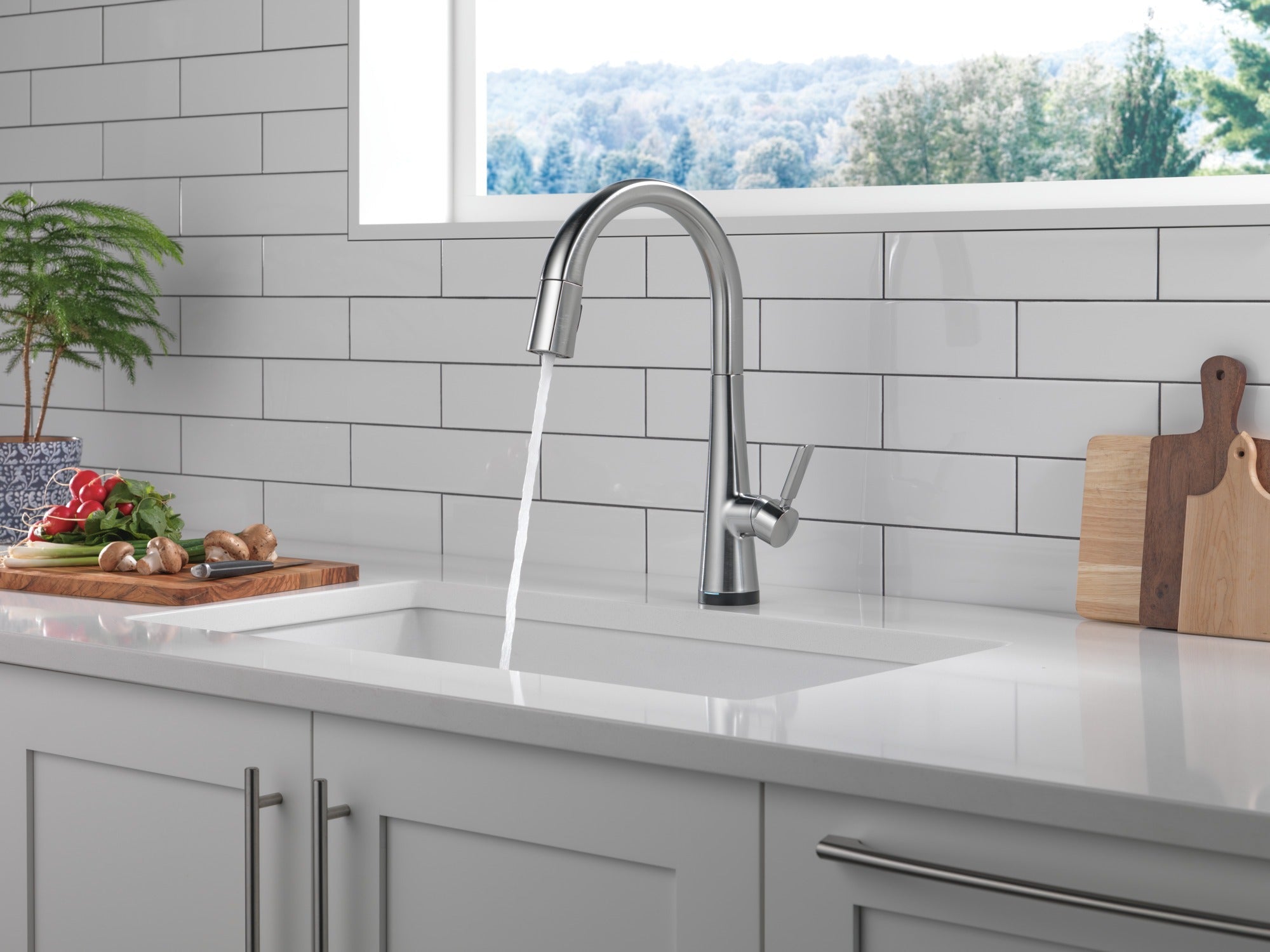 Delta Monrovia® Single Handle Pull-Down Kitchen Faucet With Touch<sub>2</sub>O® Technology