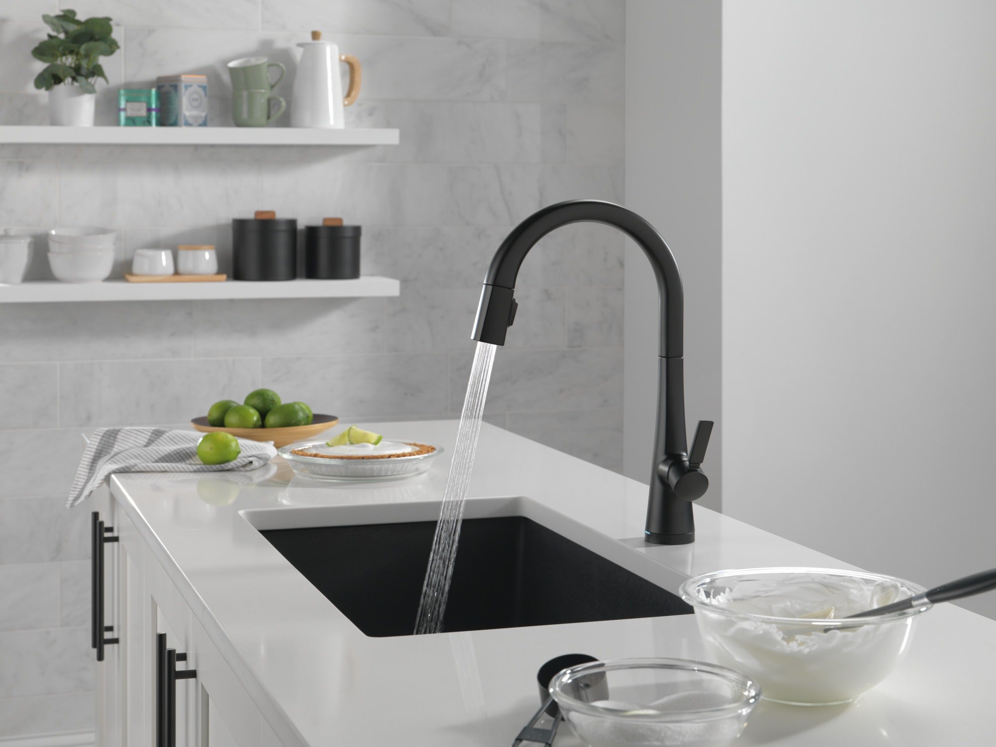 Delta Monrovia® Single Handle Pull-Down Kitchen Faucet With Touch<sub>2</sub>O® Technology