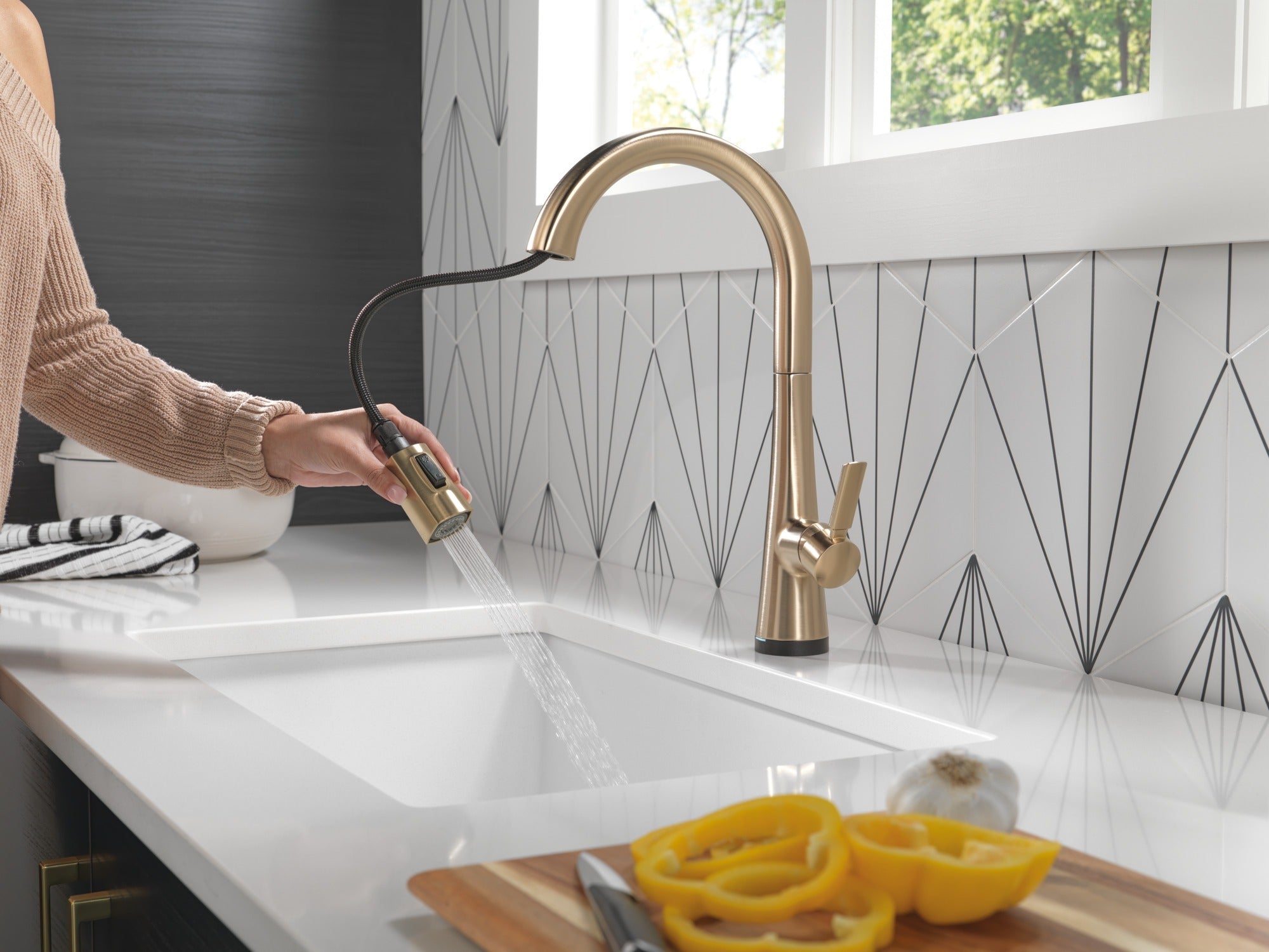 Delta Monrovia® Single Handle Pull-Down Kitchen Faucet With Touch<sub>2</sub>O® Technology