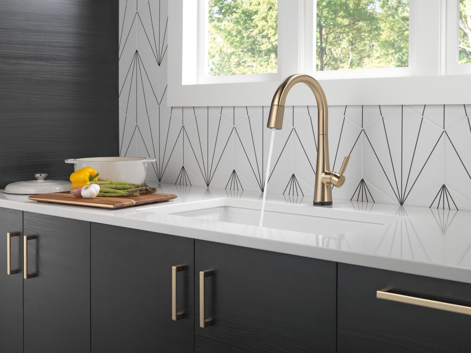 Delta Monrovia® Single Handle Pull-Down Kitchen Faucet With Touch<sub>2</sub>O® Technology