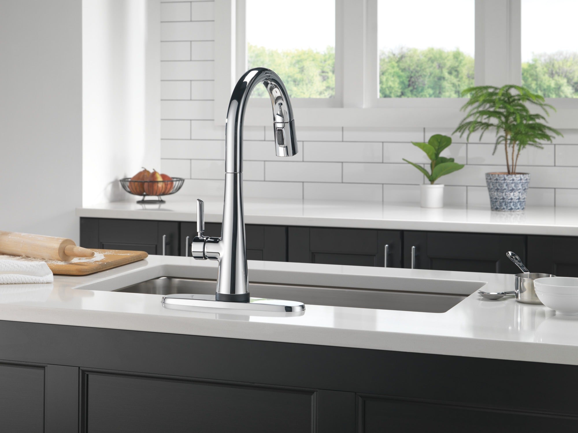 Delta Monrovia® Single Handle Pull-Down Kitchen Faucet With Touch<sub>2</sub>O® Technology