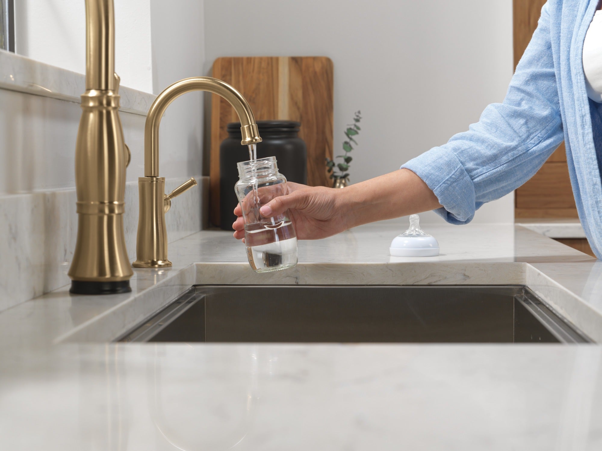 Delta Cassidy® Touch<sub>2</sub>O® Technology Kitchen Faucet with Touchless Technology