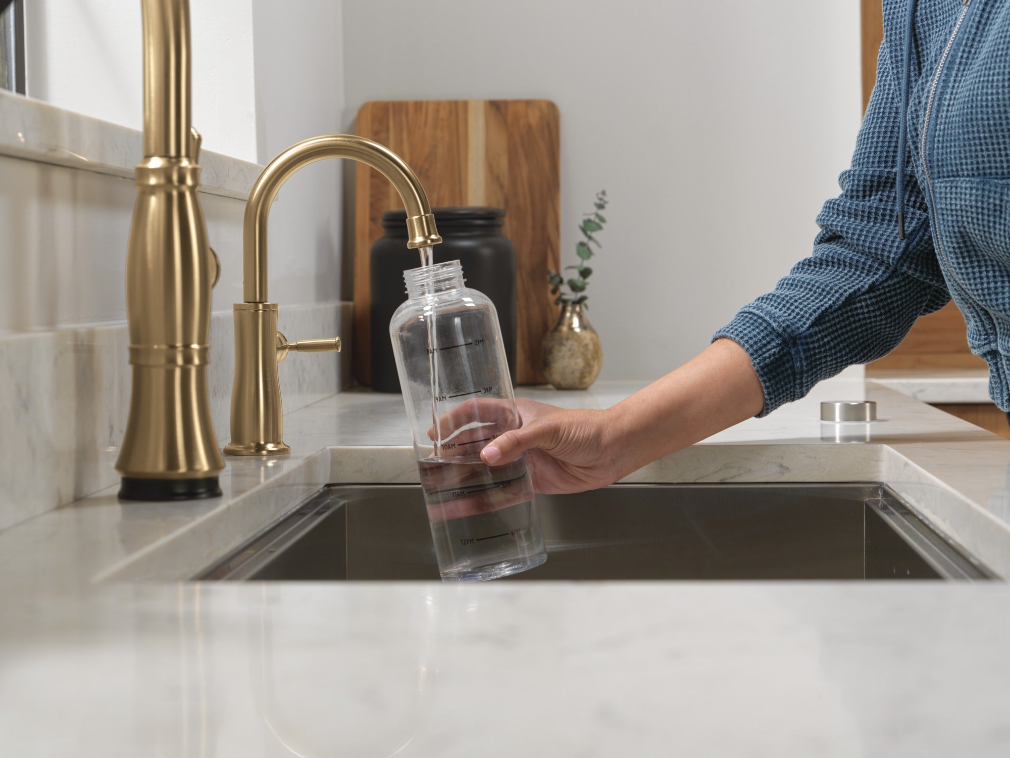 Delta Cassidy® Touch<sub>2</sub>O® Technology Kitchen Faucet with Touchless Technology