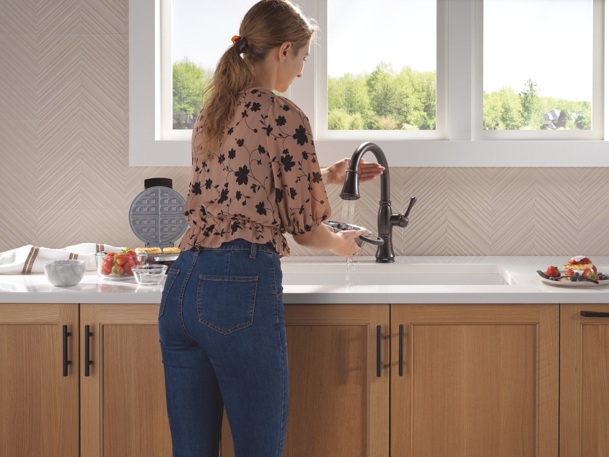 Delta Cassidy® Touch<sub>2</sub>O® Technology Kitchen Faucet with Touchless Technology