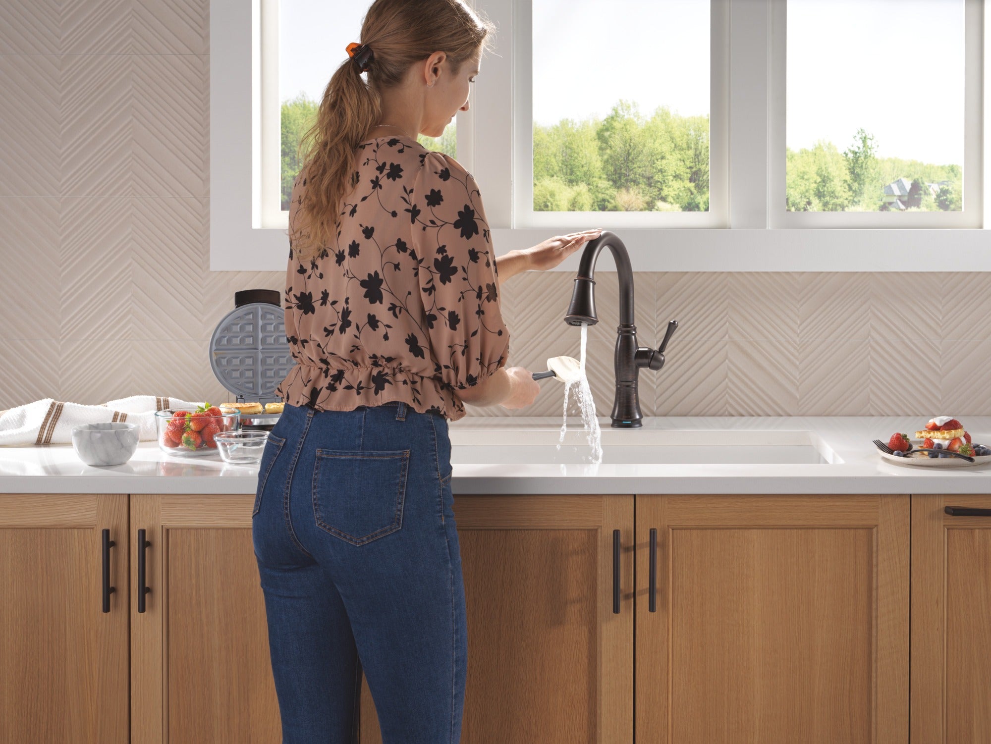Delta Cassidy® Touch<sub>2</sub>O® Technology Kitchen Faucet with Touchless Technology