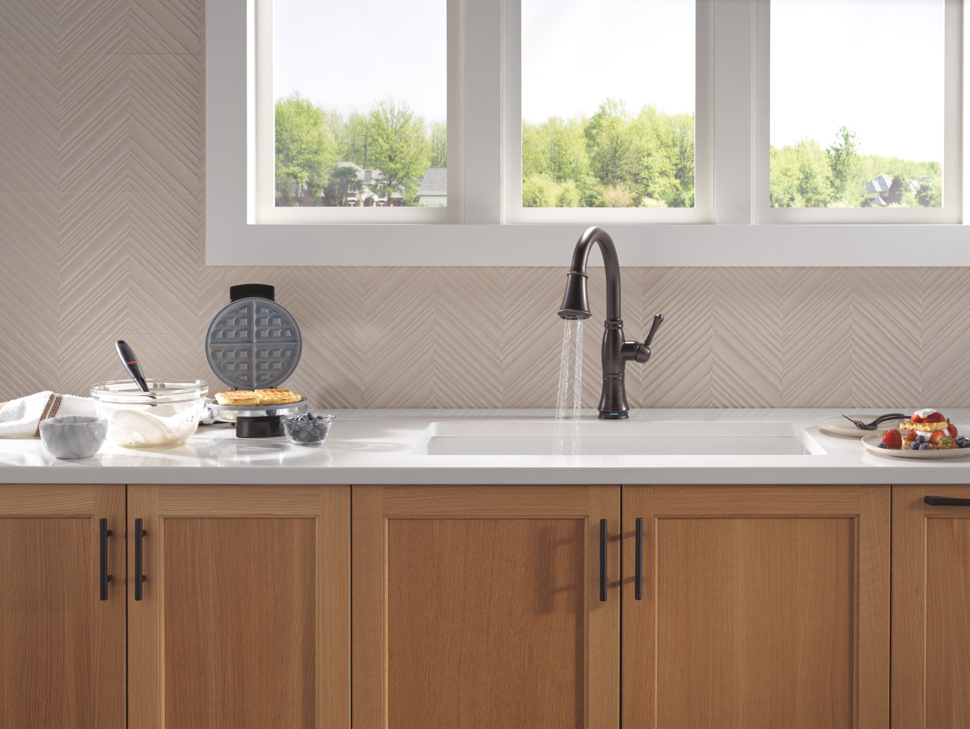 Delta Cassidy® Touch<sub>2</sub>O® Technology Kitchen Faucet with Touchless Technology