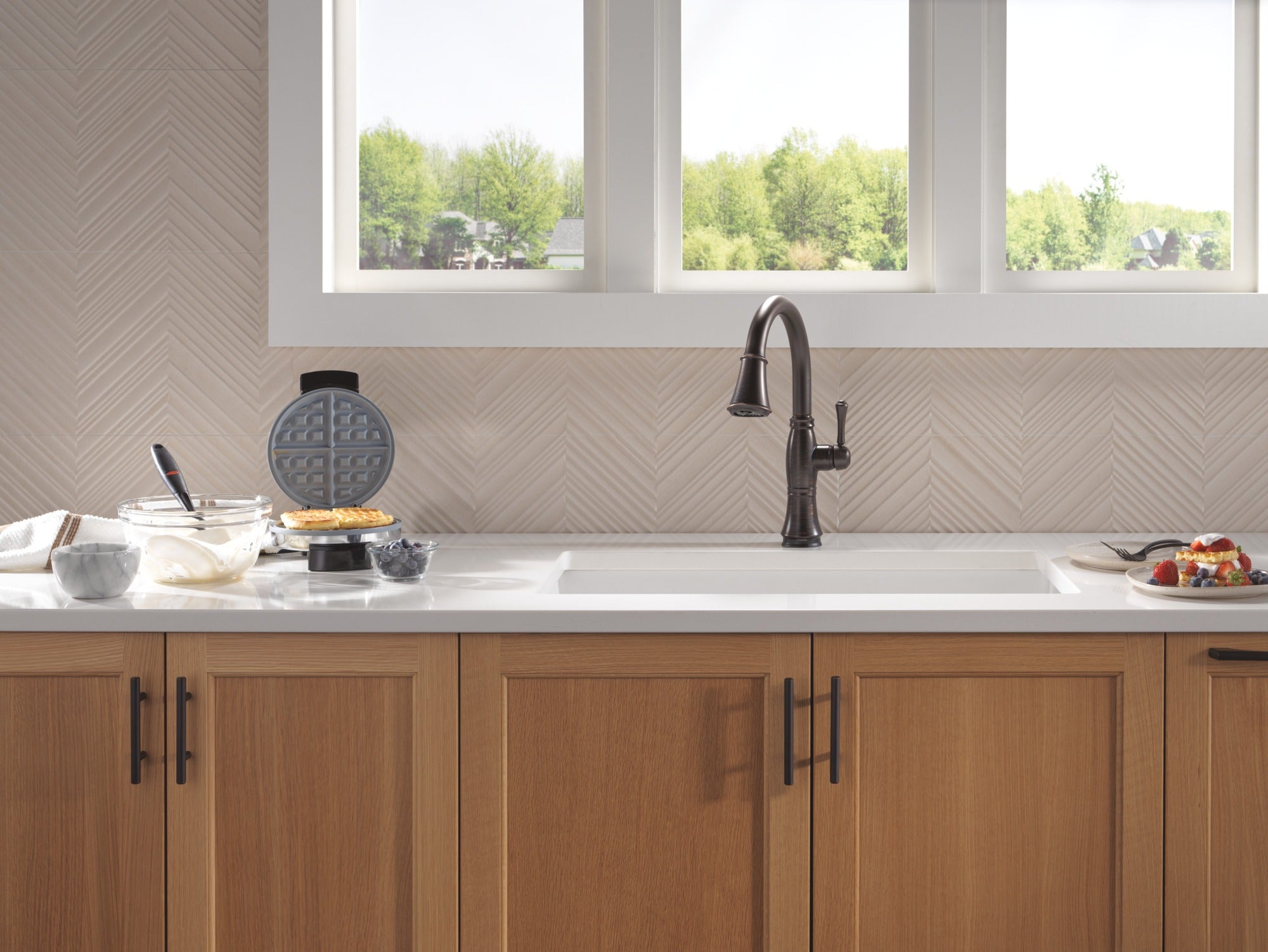 Delta Cassidy® Touch<sub>2</sub>O® Technology Kitchen Faucet with Touchless Technology