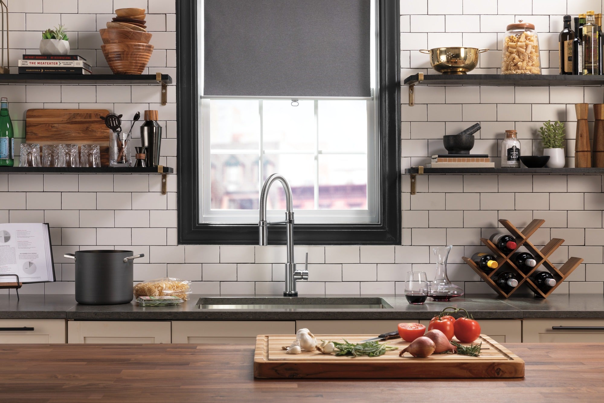 Delta Trinsic® Single-Handle Pull-Down Spring Kitchen Faucet with Touch<sub>2</sub>O® Technology