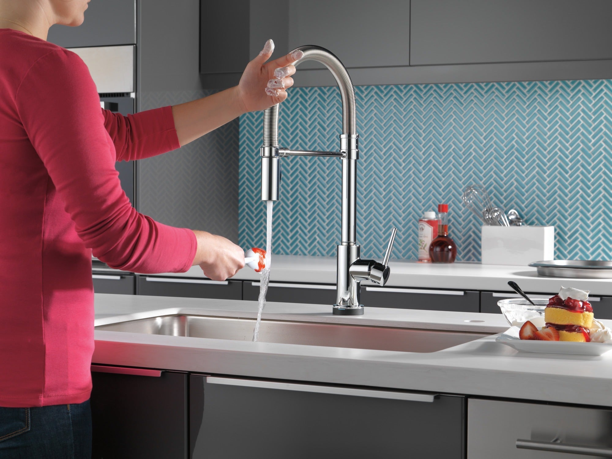 Delta Trinsic® Single-Handle Pull-Down Spring Kitchen Faucet with Touch<sub>2</sub>O® Technology