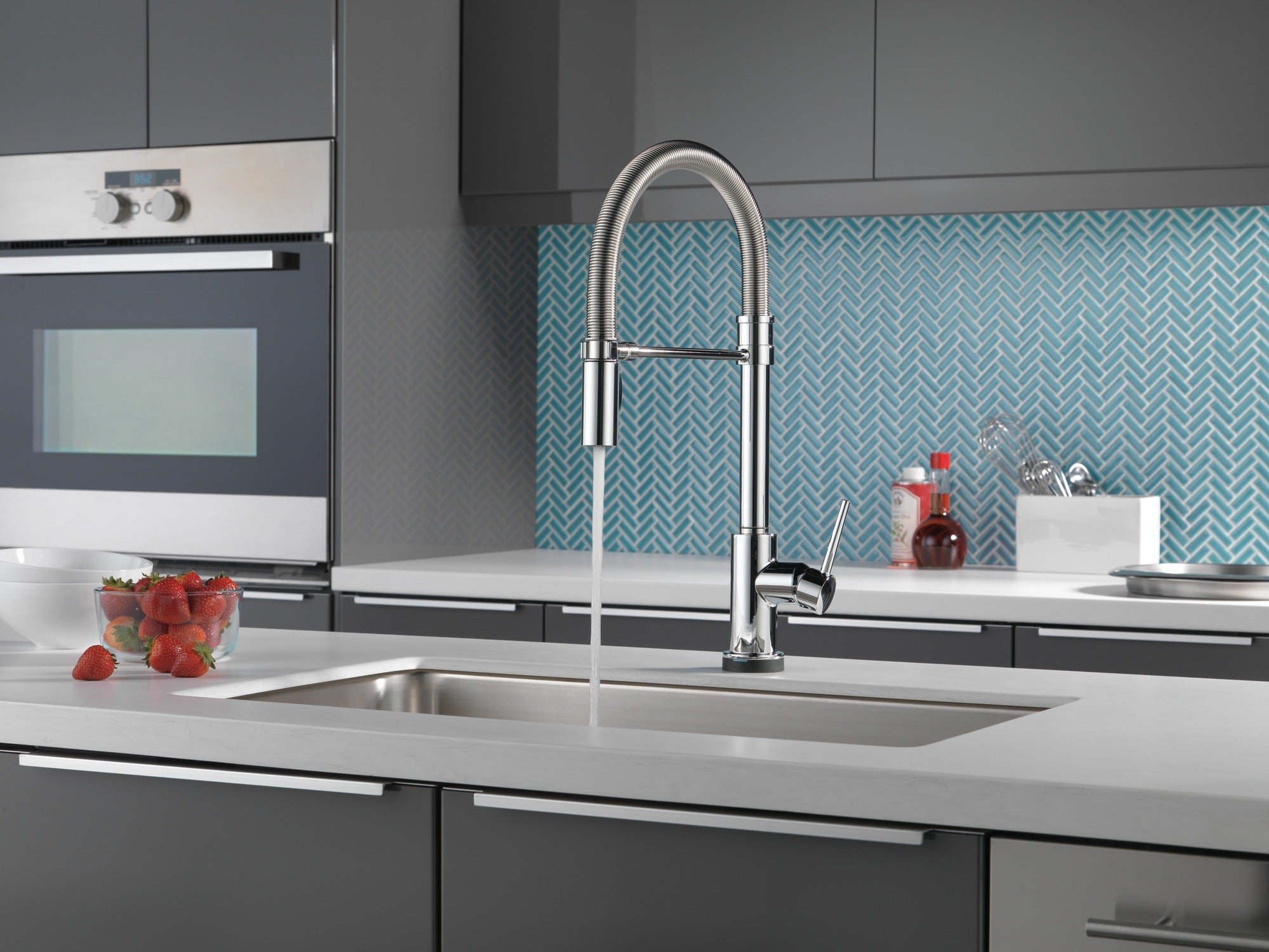 Delta Trinsic® Single-Handle Pull-Down Spring Kitchen Faucet with Touch<sub>2</sub>O® Technology