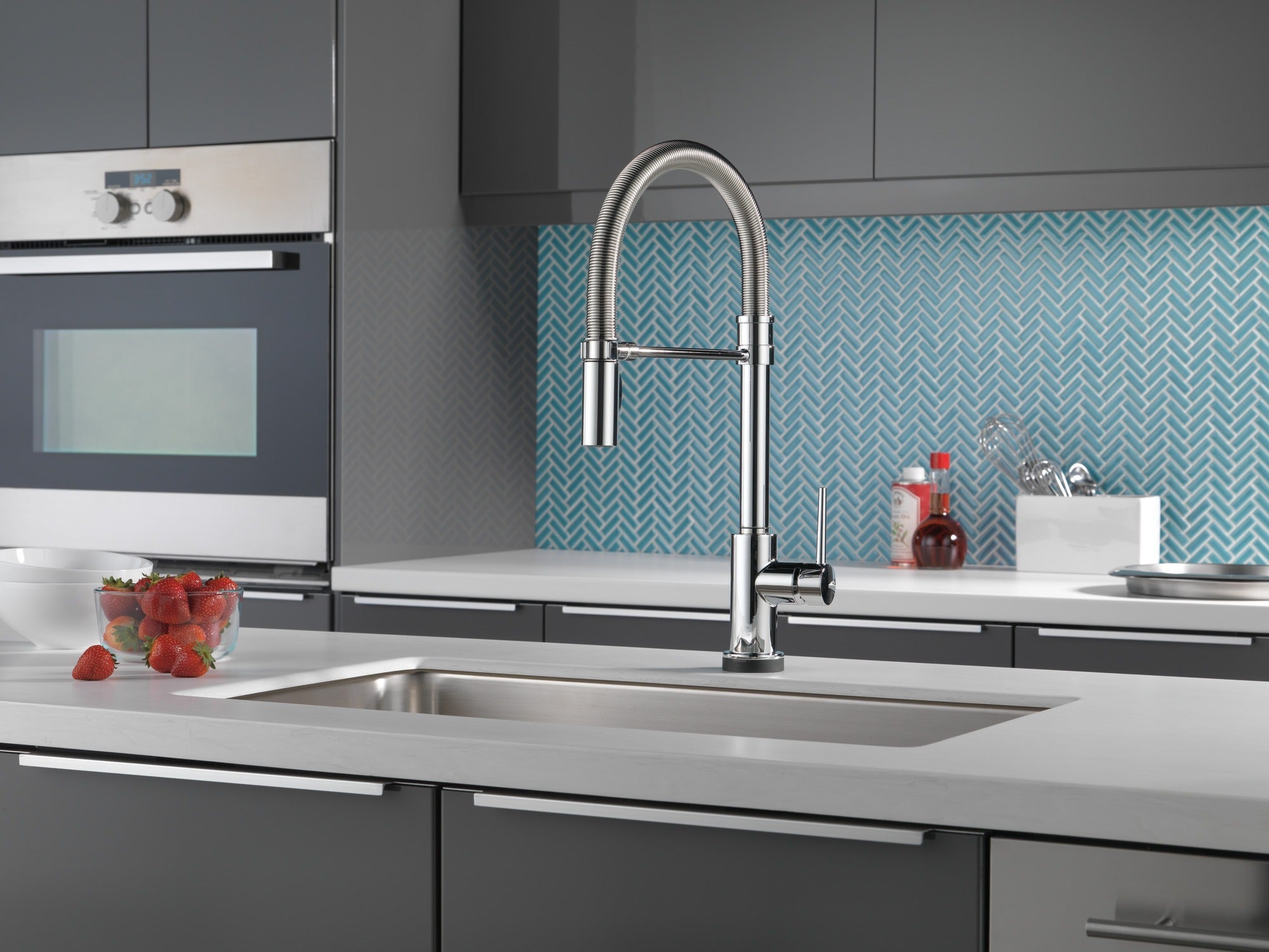 Delta Trinsic® Single-Handle Pull-Down Spring Kitchen Faucet with Touch<sub>2</sub>O® Technology