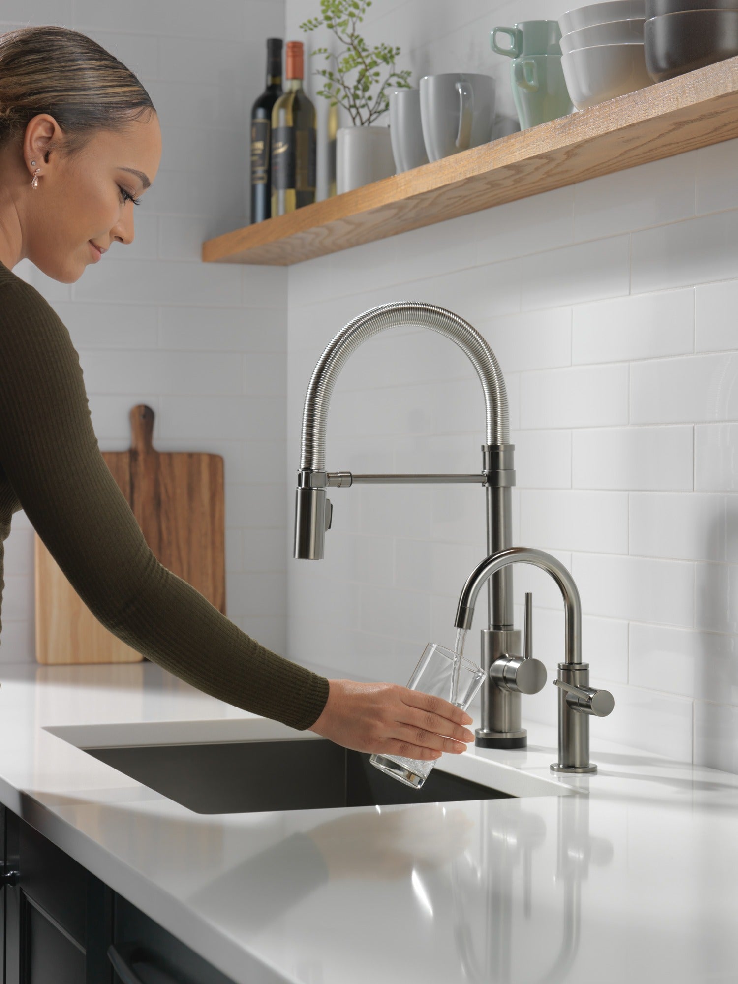 Delta Trinsic® Single-Handle Pull-Down Spring Kitchen Faucet with Touch<sub>2</sub>O® Technology