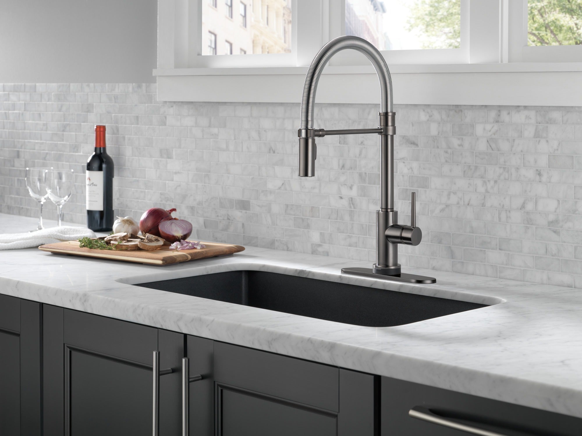Delta Trinsic® Single-Handle Pull-Down Spring Kitchen Faucet with Touch<sub>2</sub>O® Technology