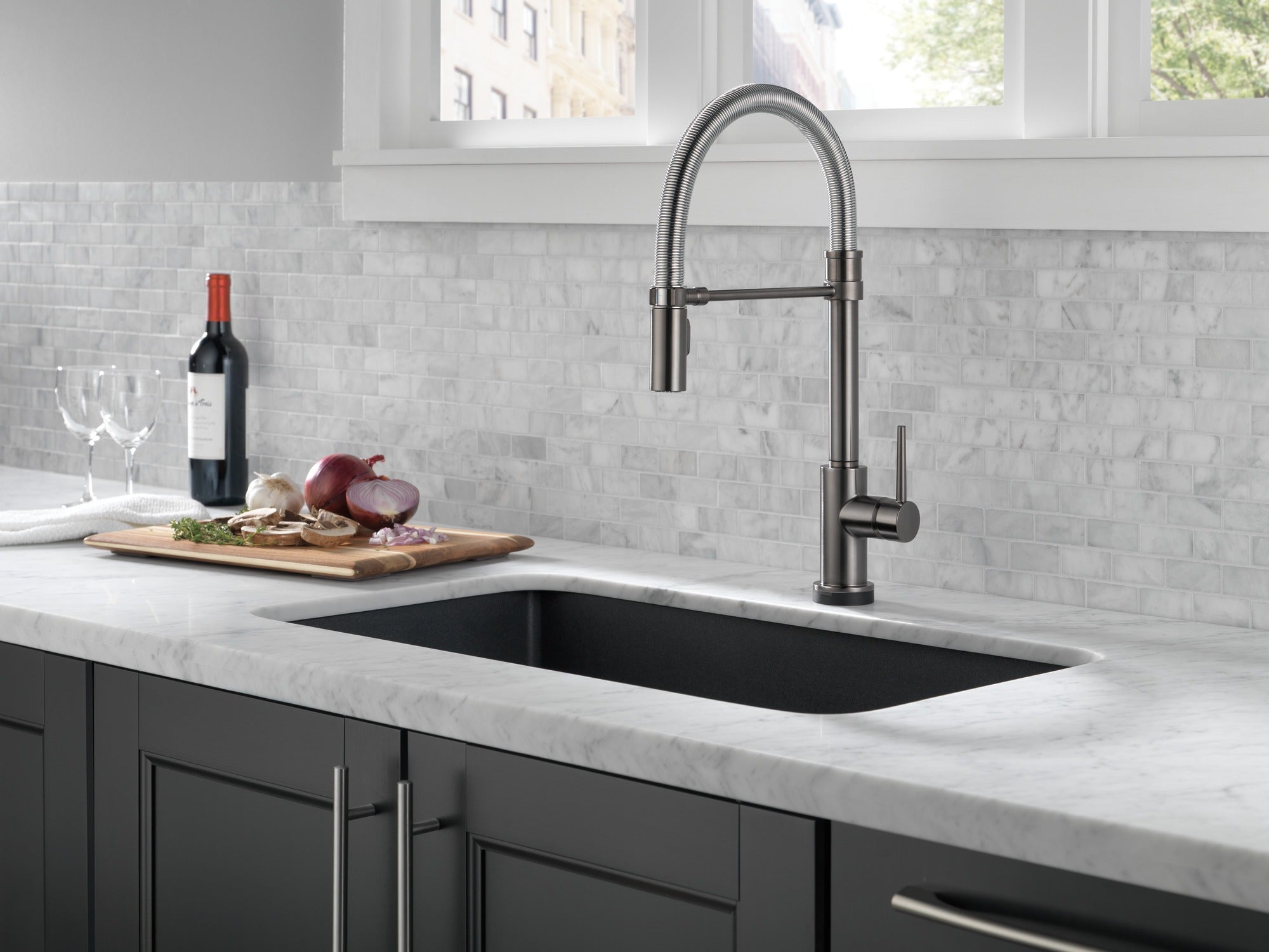 Delta Trinsic® Single-Handle Pull-Down Spring Kitchen Faucet with Touch<sub>2</sub>O® Technology