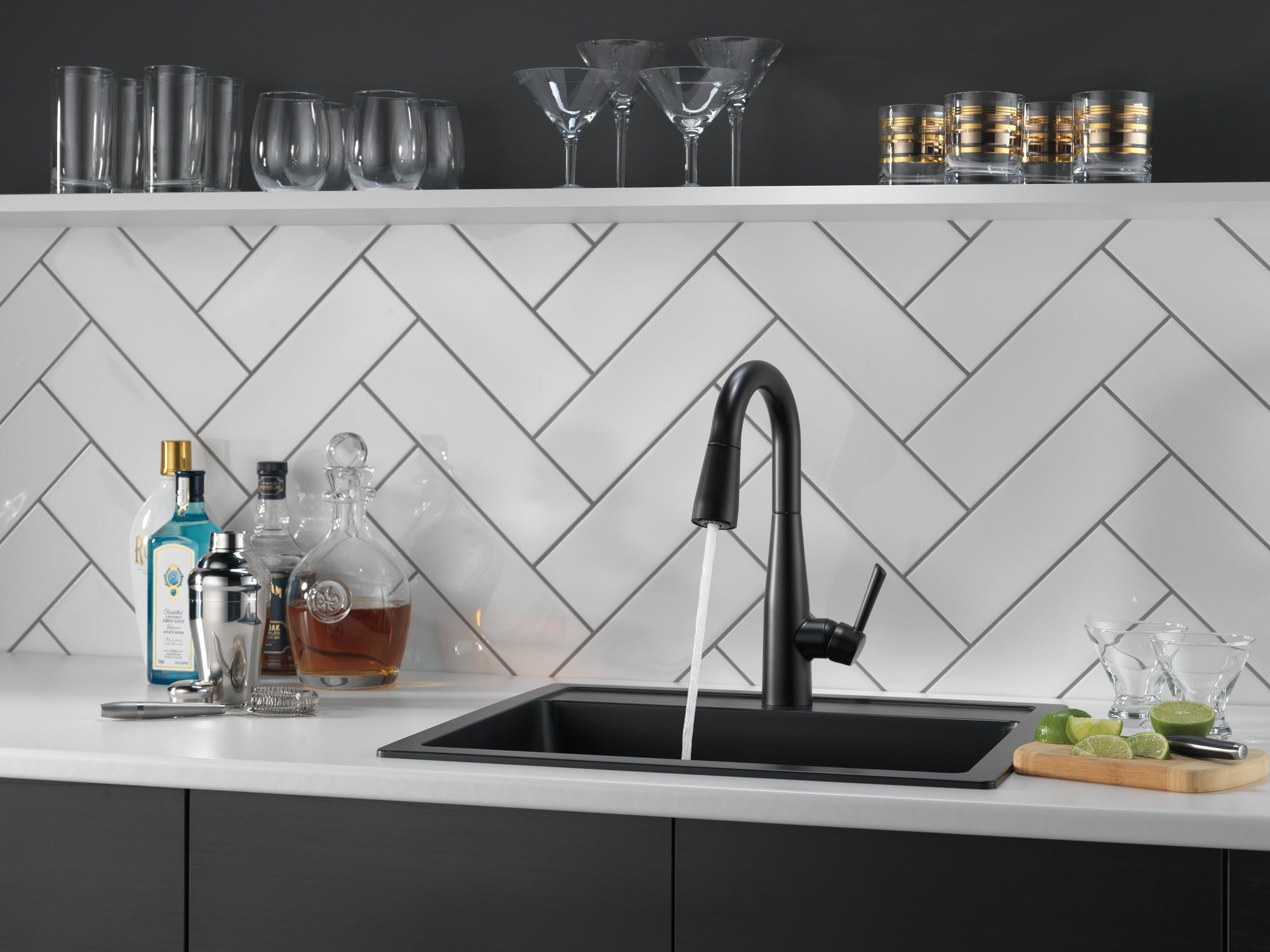 Delta Essa® Single Handle Pull-Down Bar / Prep Faucet
