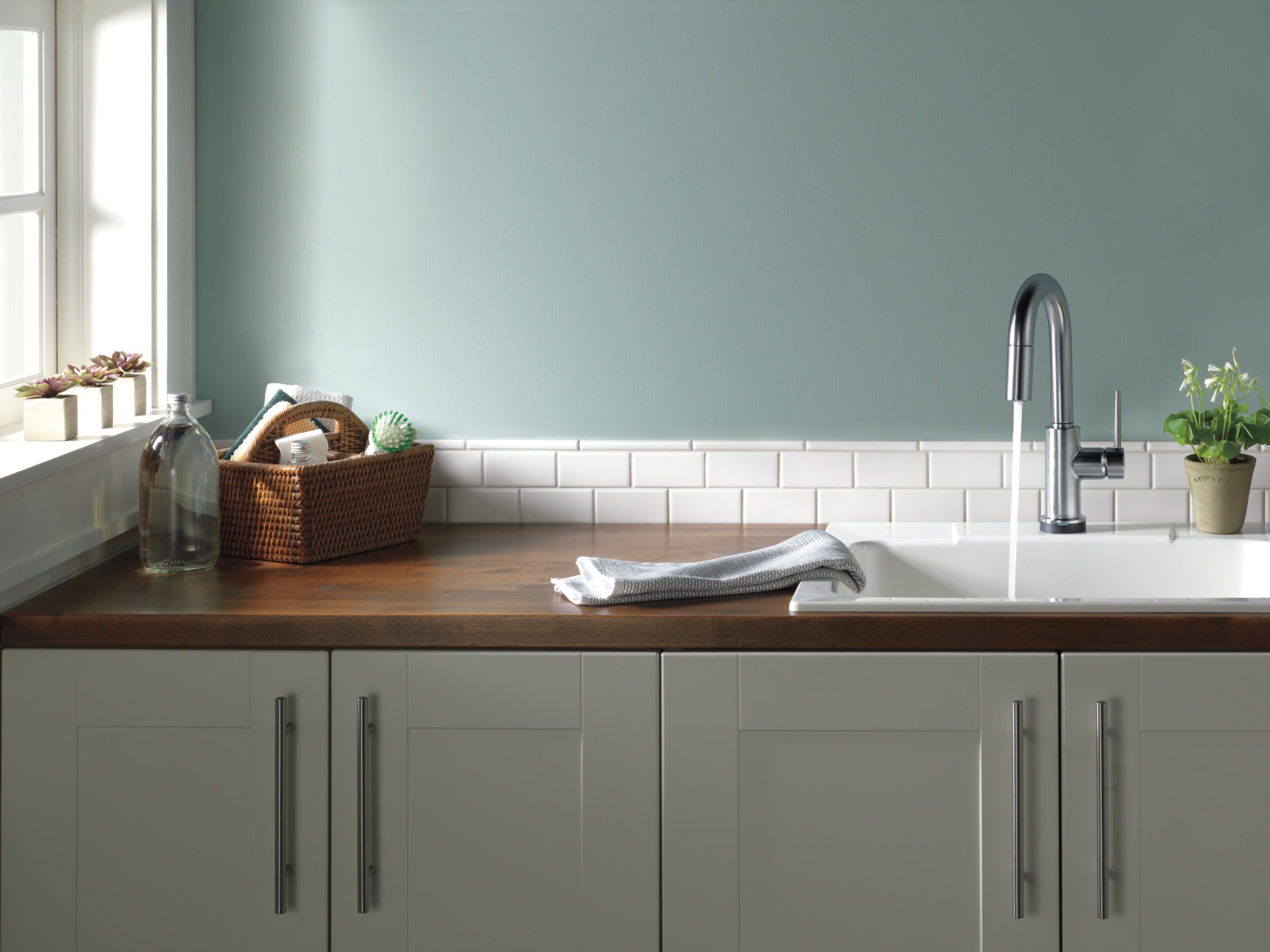 Delta Trinsic® Single Handle Pull-Down Bar / Prep Faucet with Touch<sub>2</sub>O® Technology