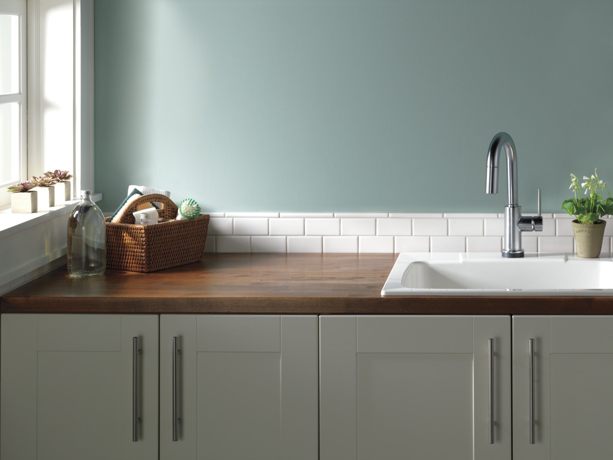 Delta Trinsic® Single Handle Pull-Down Bar / Prep Faucet with Touch<sub>2</sub>O® Technology