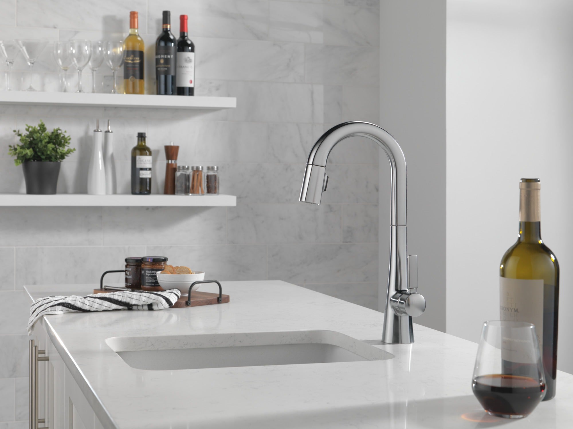 Delta Monrovia® Single Handle Pull-Down Bar / Prep Faucet