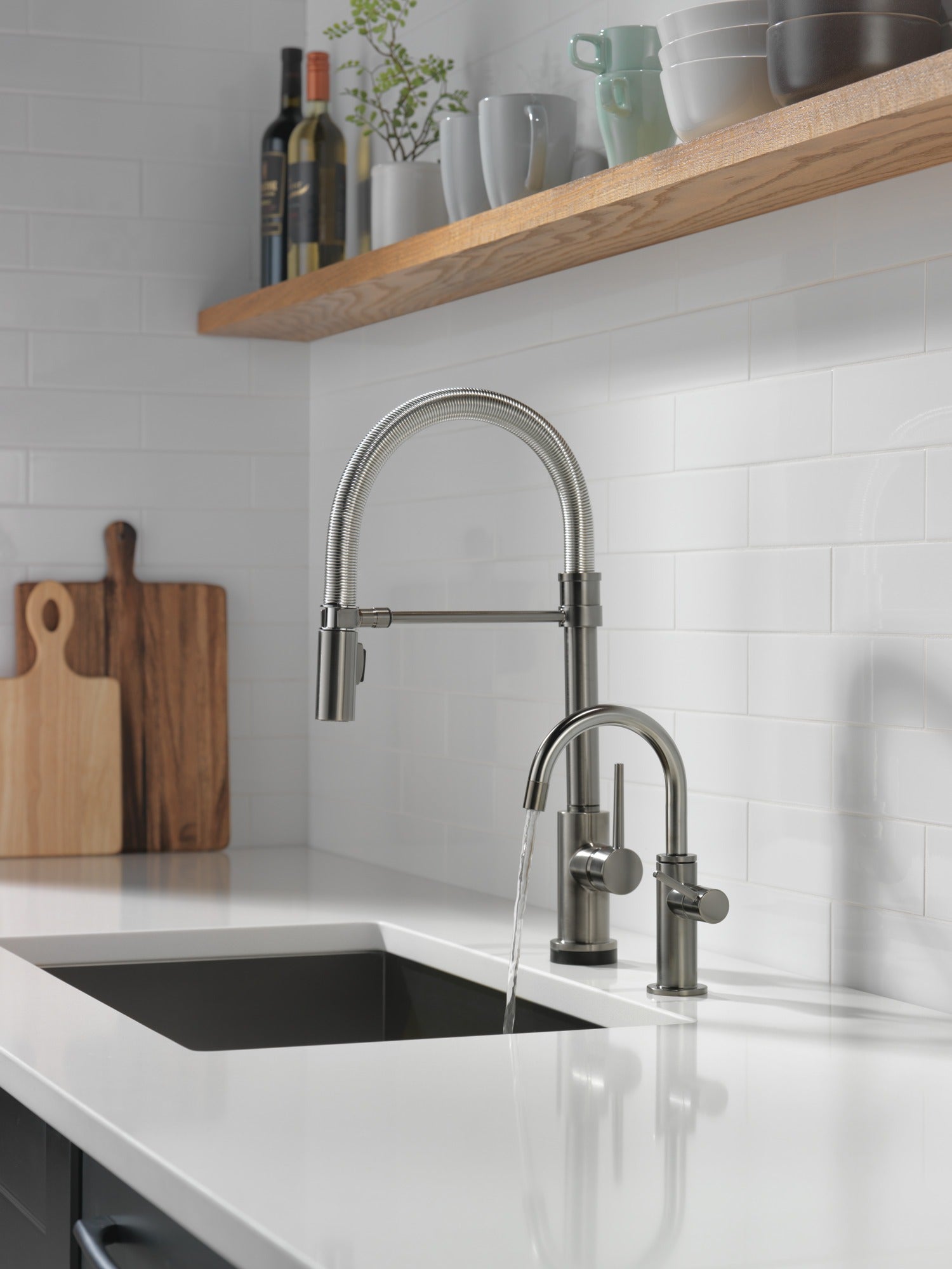 Delta Trinsic® Single-Handle Pull-Down Spring Kitchen Faucet with Touch<sub>2</sub>O® Technology