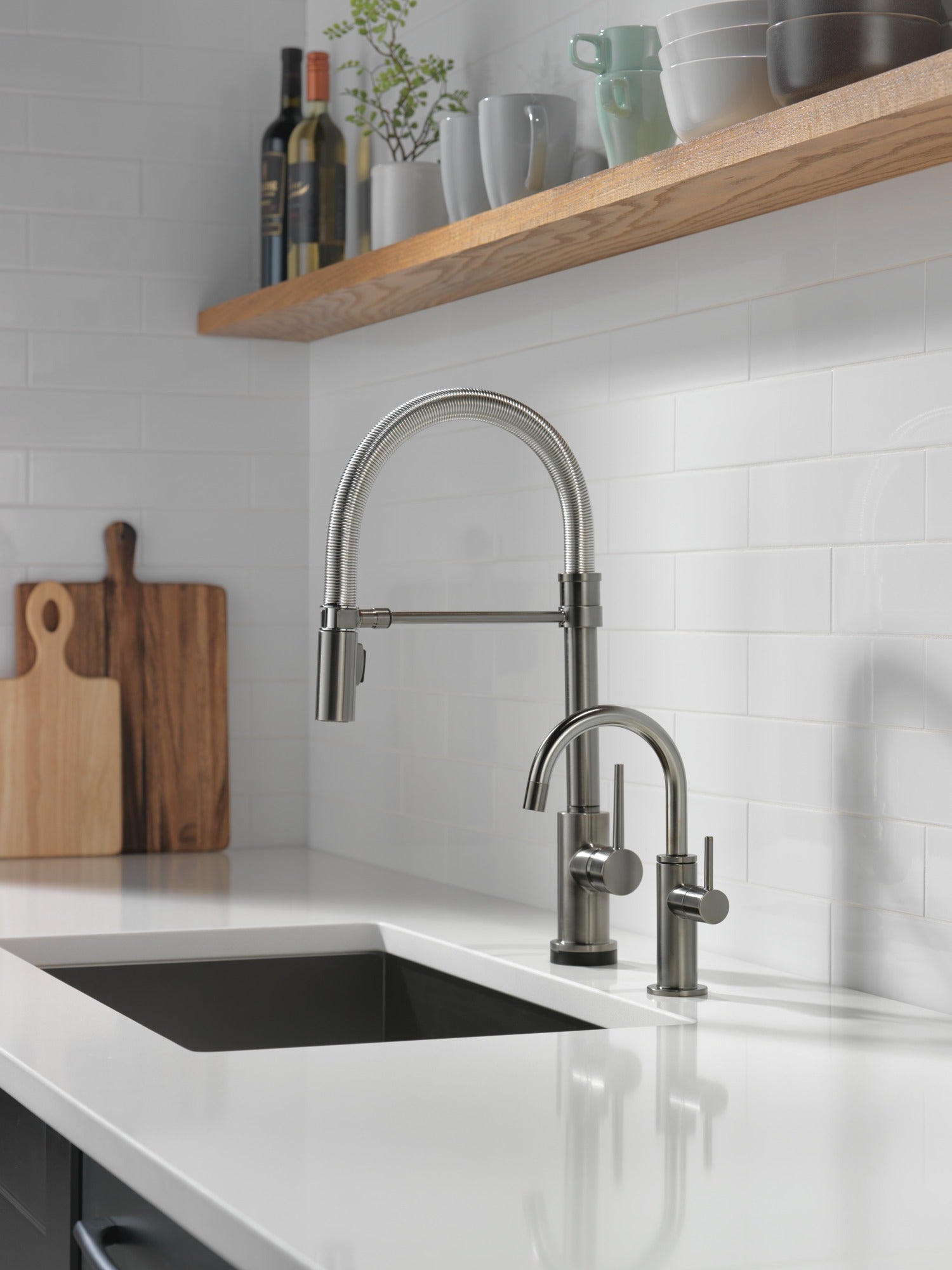 Delta Trinsic® Single-Handle Pull-Down Spring Kitchen Faucet with Touch<sub>2</sub>O® Technology