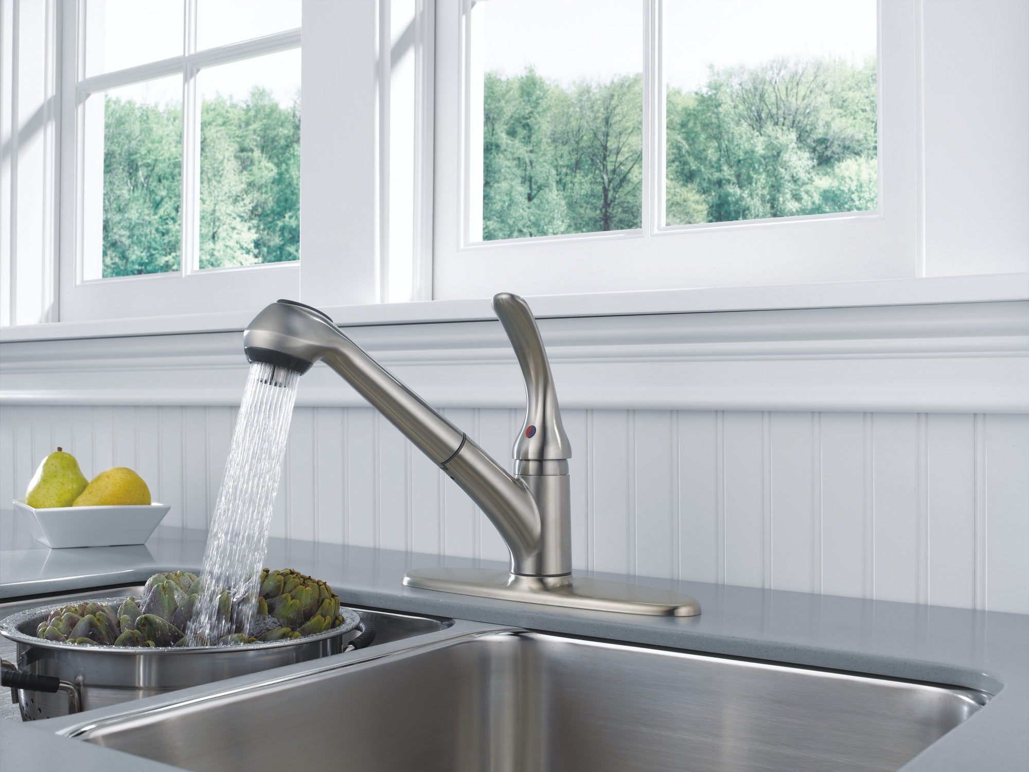 Delta Foundations® Single Handle Pull-Out Kitchen Faucet