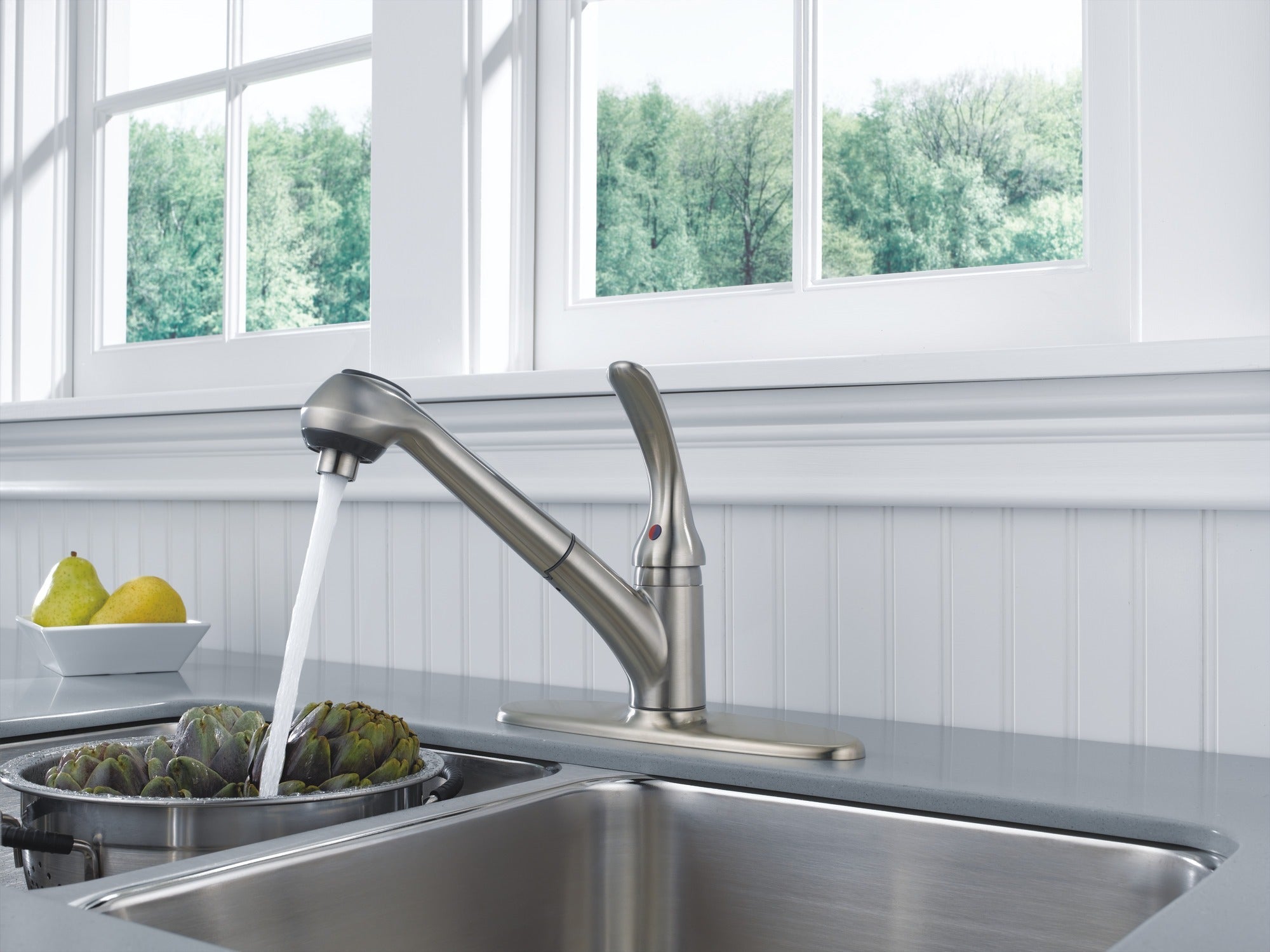 Delta Foundations® Single Handle Pull-Out Kitchen Faucet