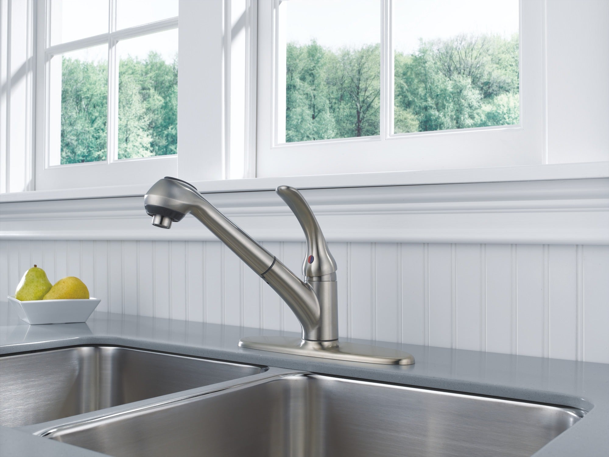 Delta Foundations® Single Handle Pull-Out Kitchen Faucet