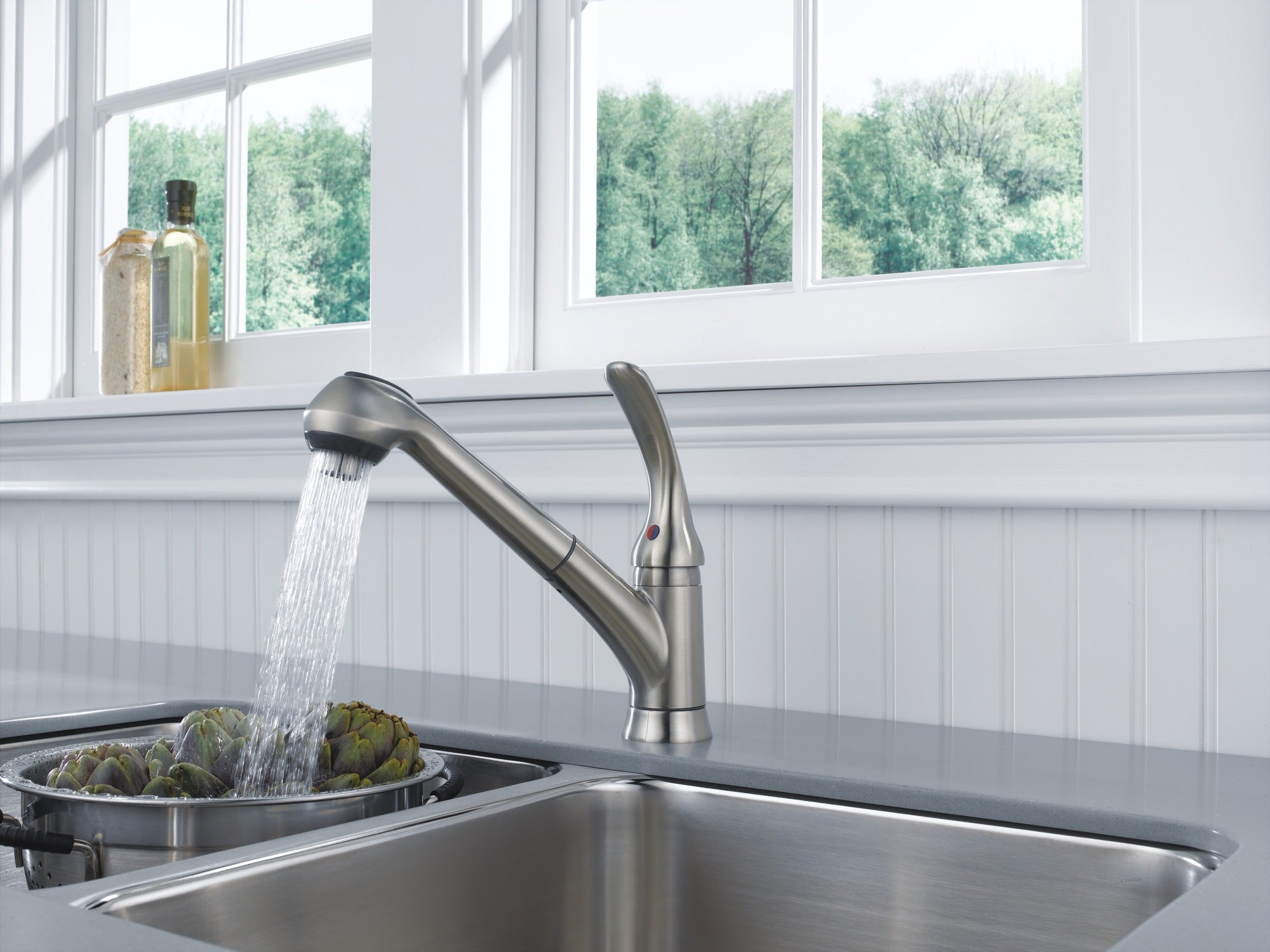 Delta Foundations® Single Handle Pull-Out Kitchen Faucet