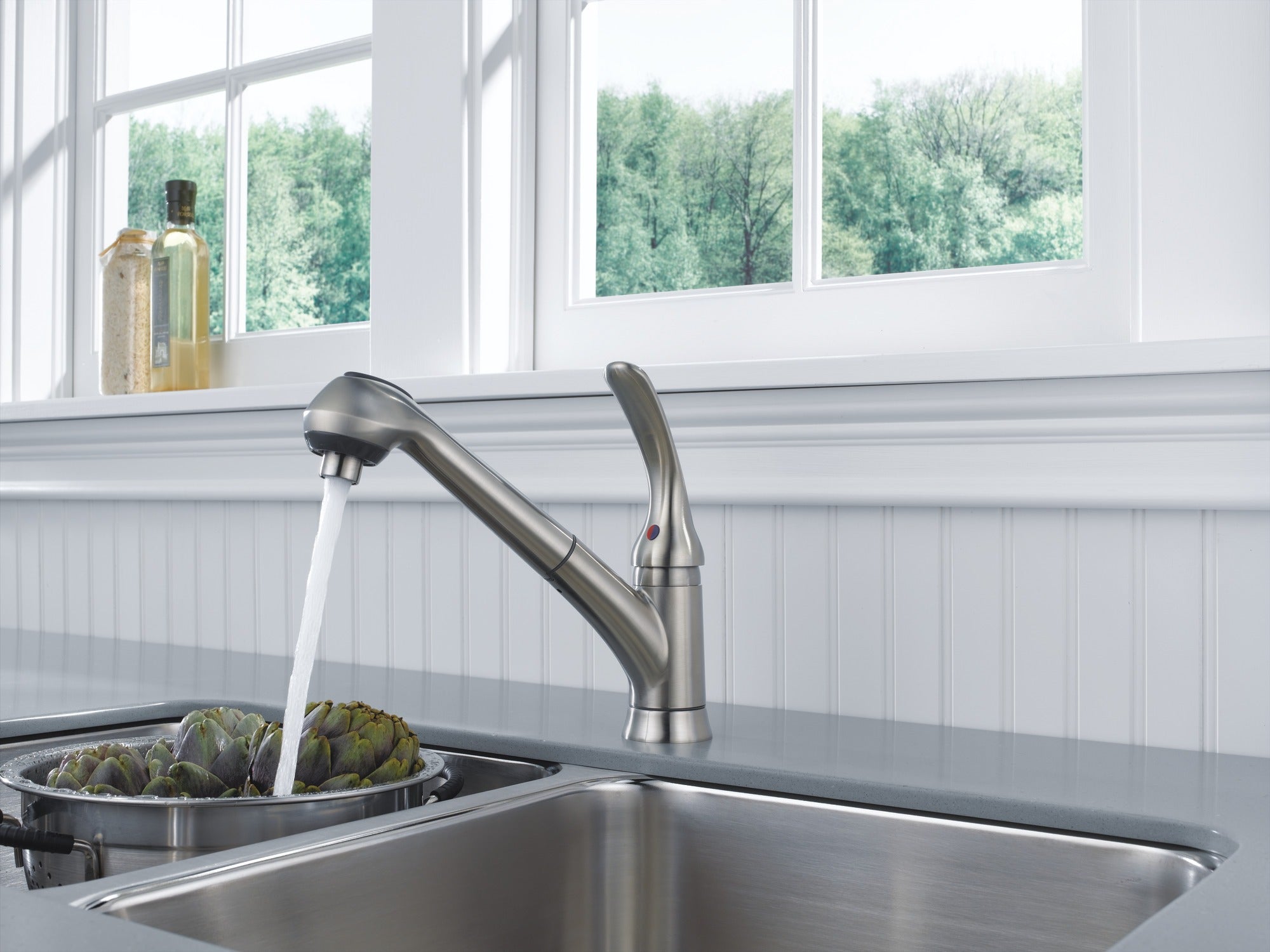 Delta Foundations® Single Handle Pull-Out Kitchen Faucet