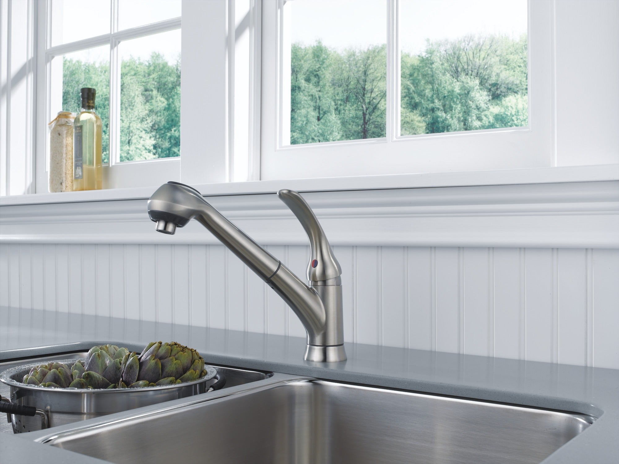 Delta Foundations® Single Handle Pull-Out Kitchen Faucet